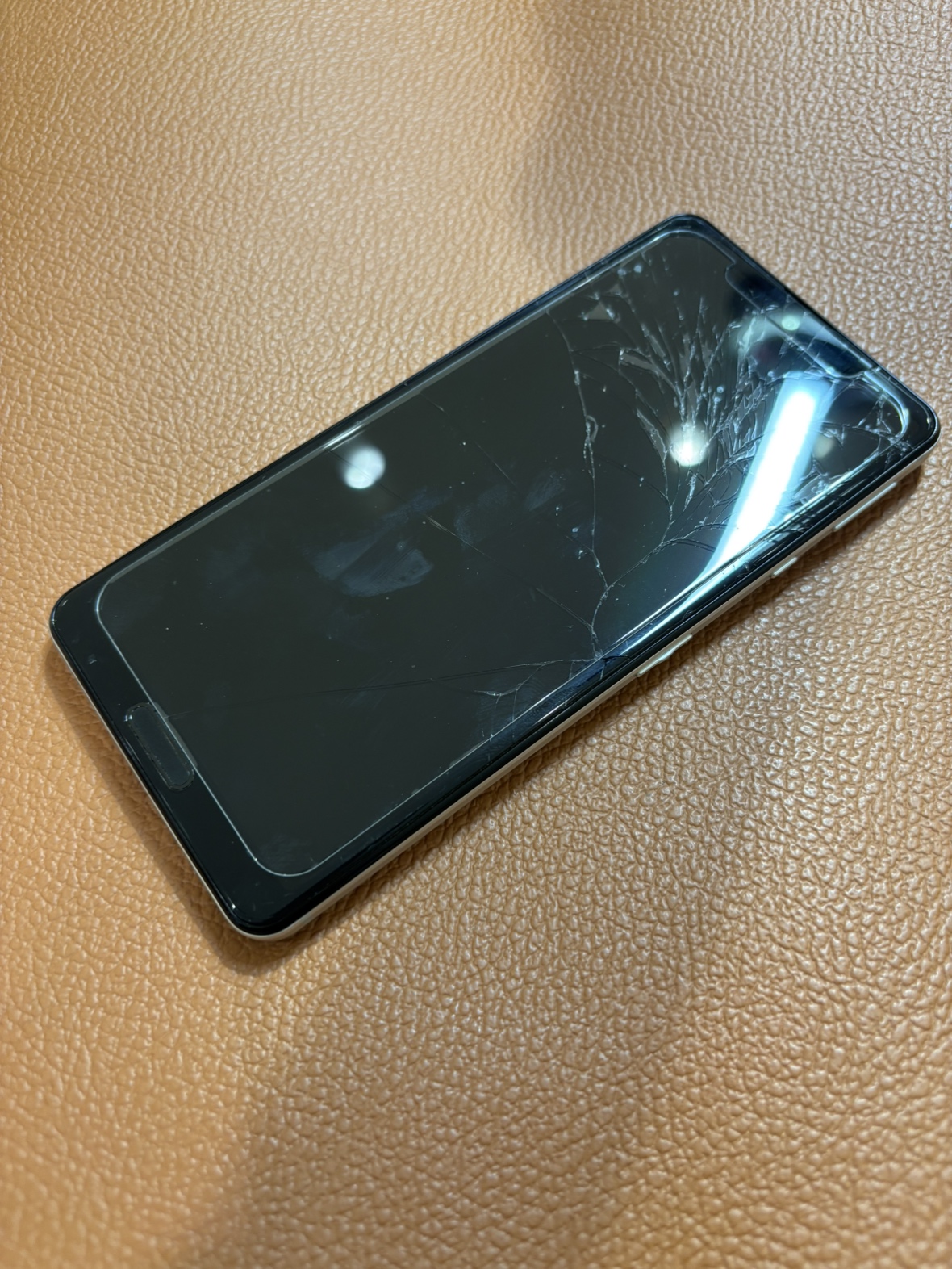 画面割れたAQUOSsense4（アクオス）画面交換承りました！