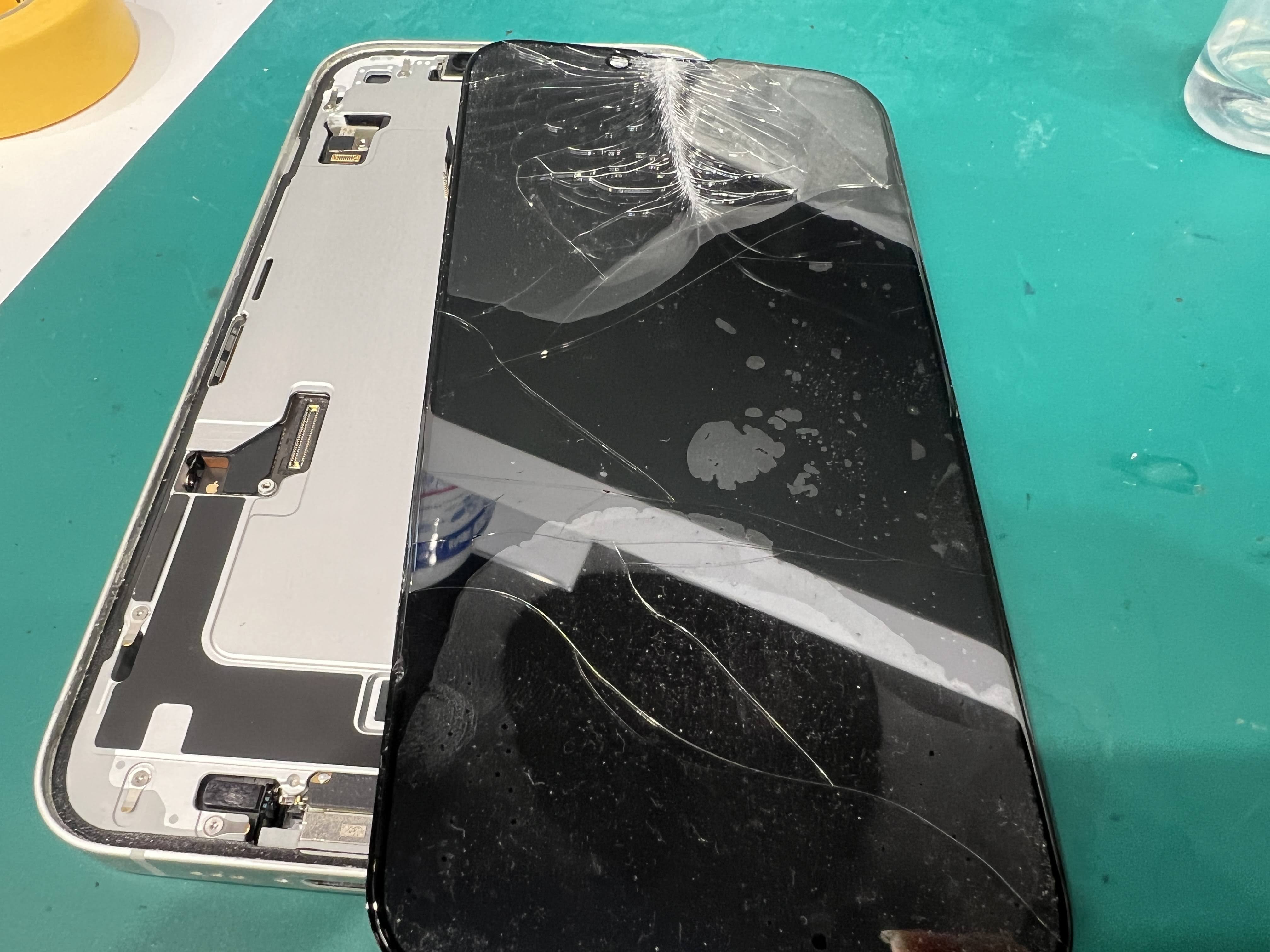 iPhone16e 重度破損の画面割れ修理事例