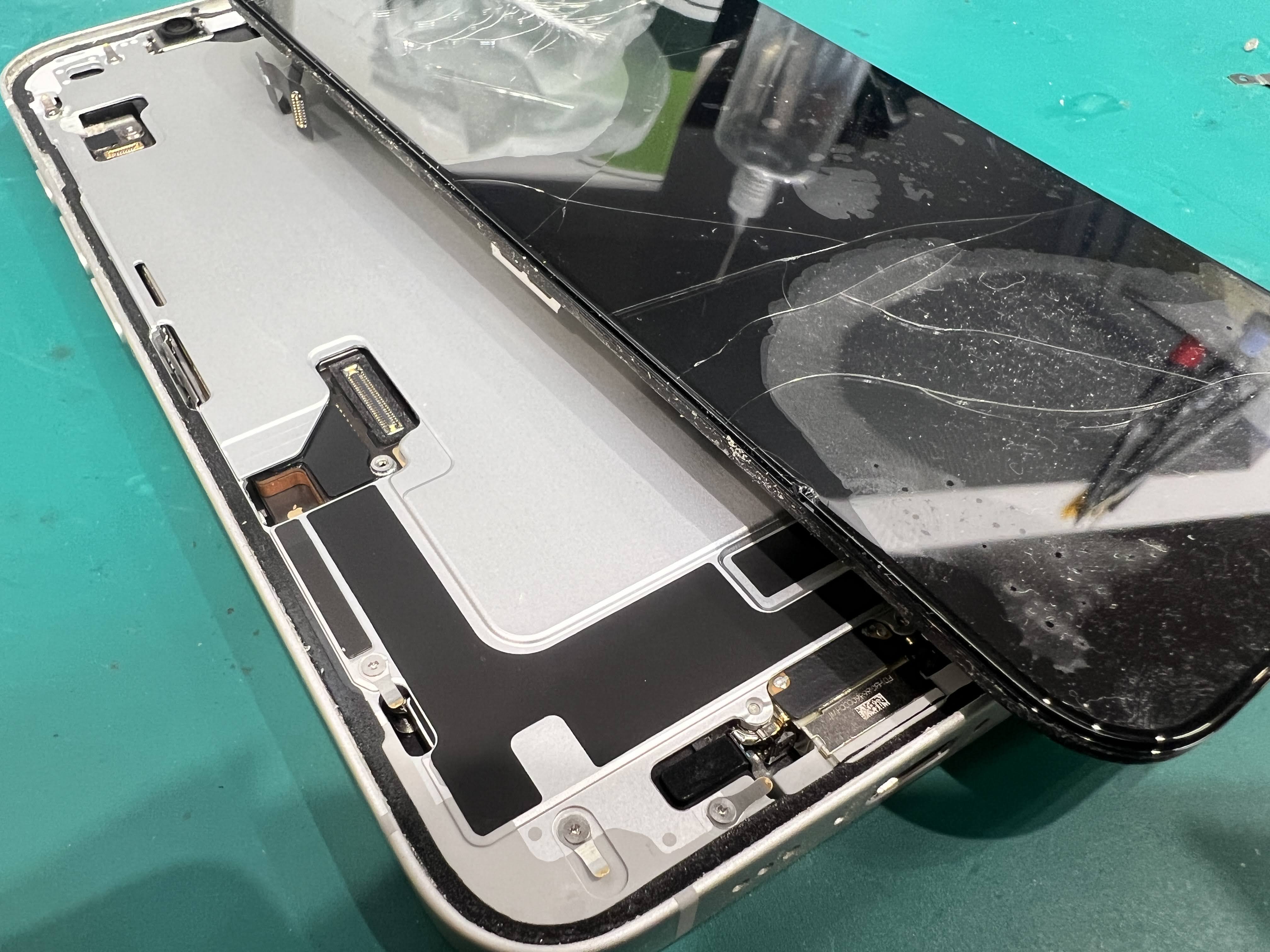 iPhone16e 画面割れ（重破損）を即日修理した実績