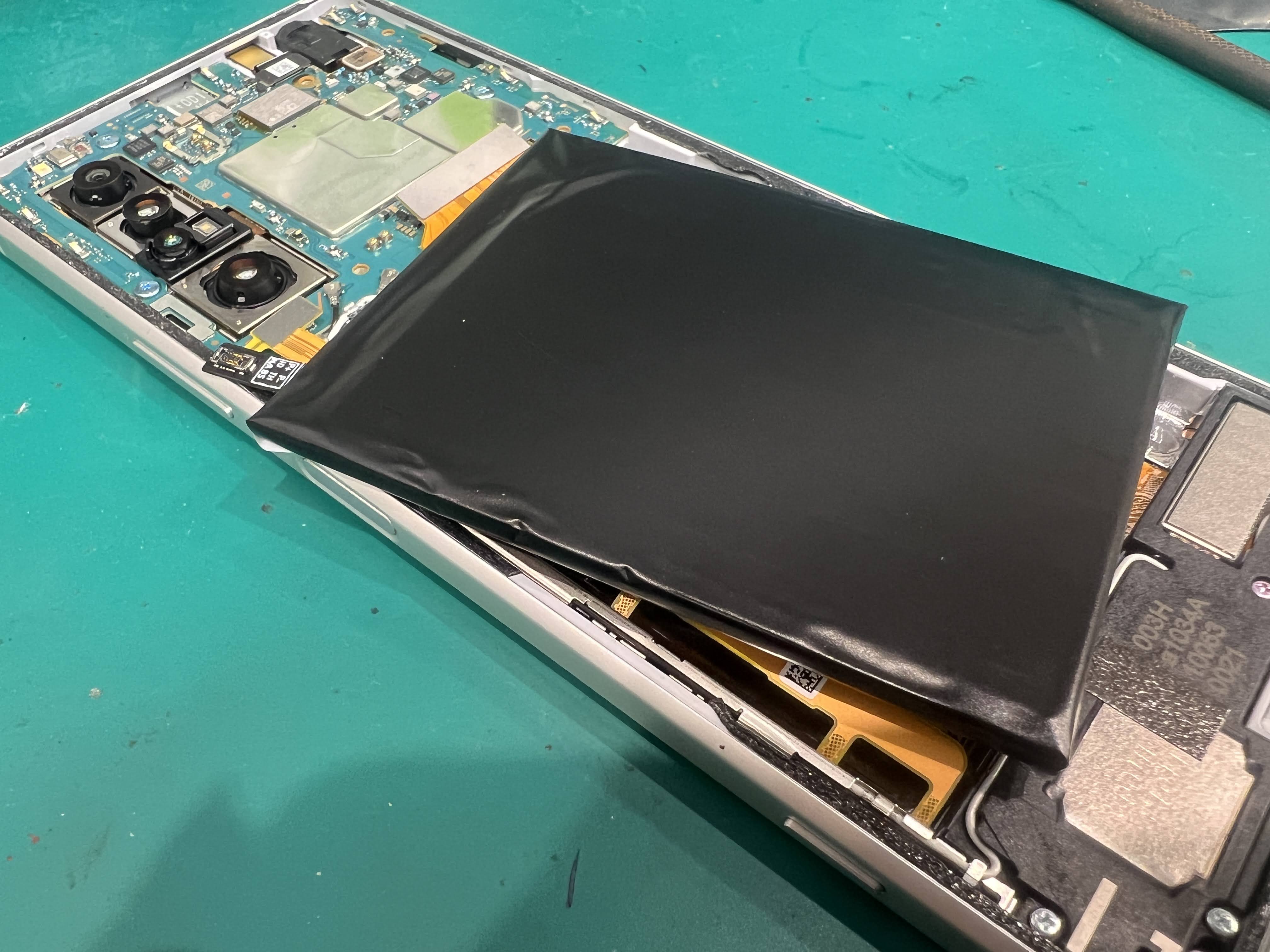 Xperia1 II バッテリー劣化による電池持ち低下の修理事例