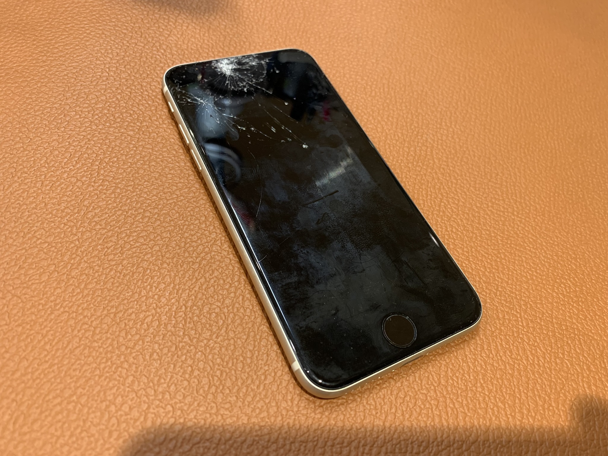 ガラスが割れてしまったiPhoneSE第2世代（アイフォン）の画面交換承りました！！