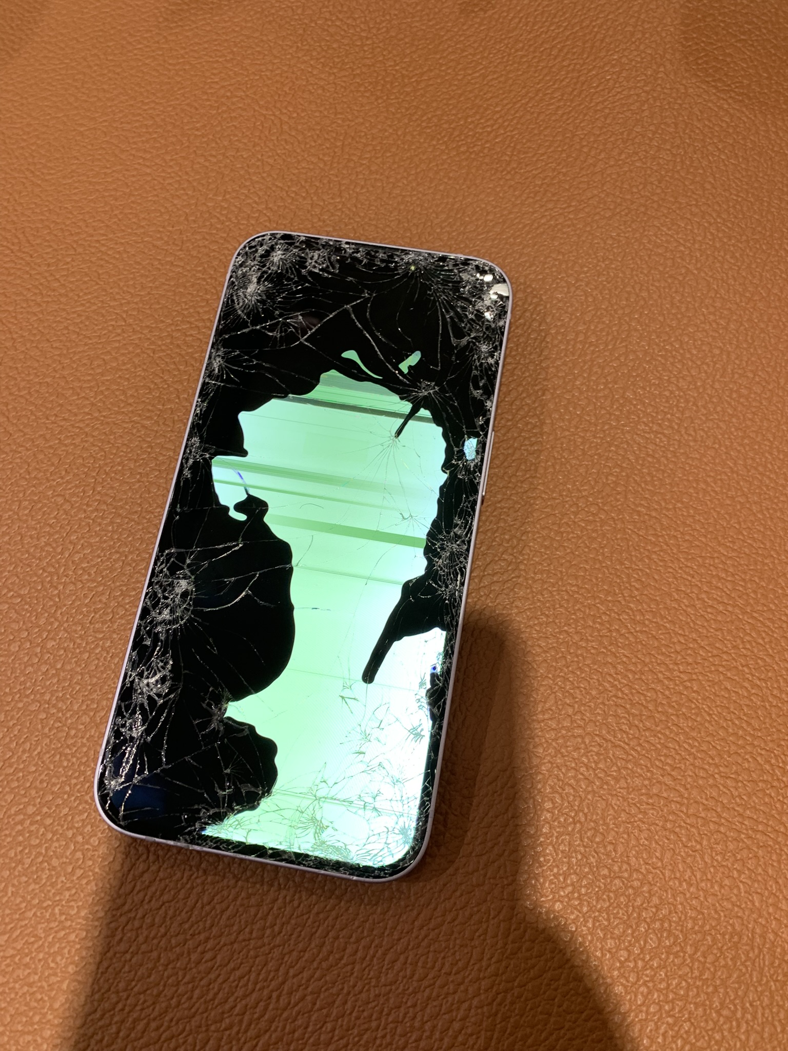 画面が割れて動かなくなってしまったiPhone14（アイフォン）画面修理を承りました！