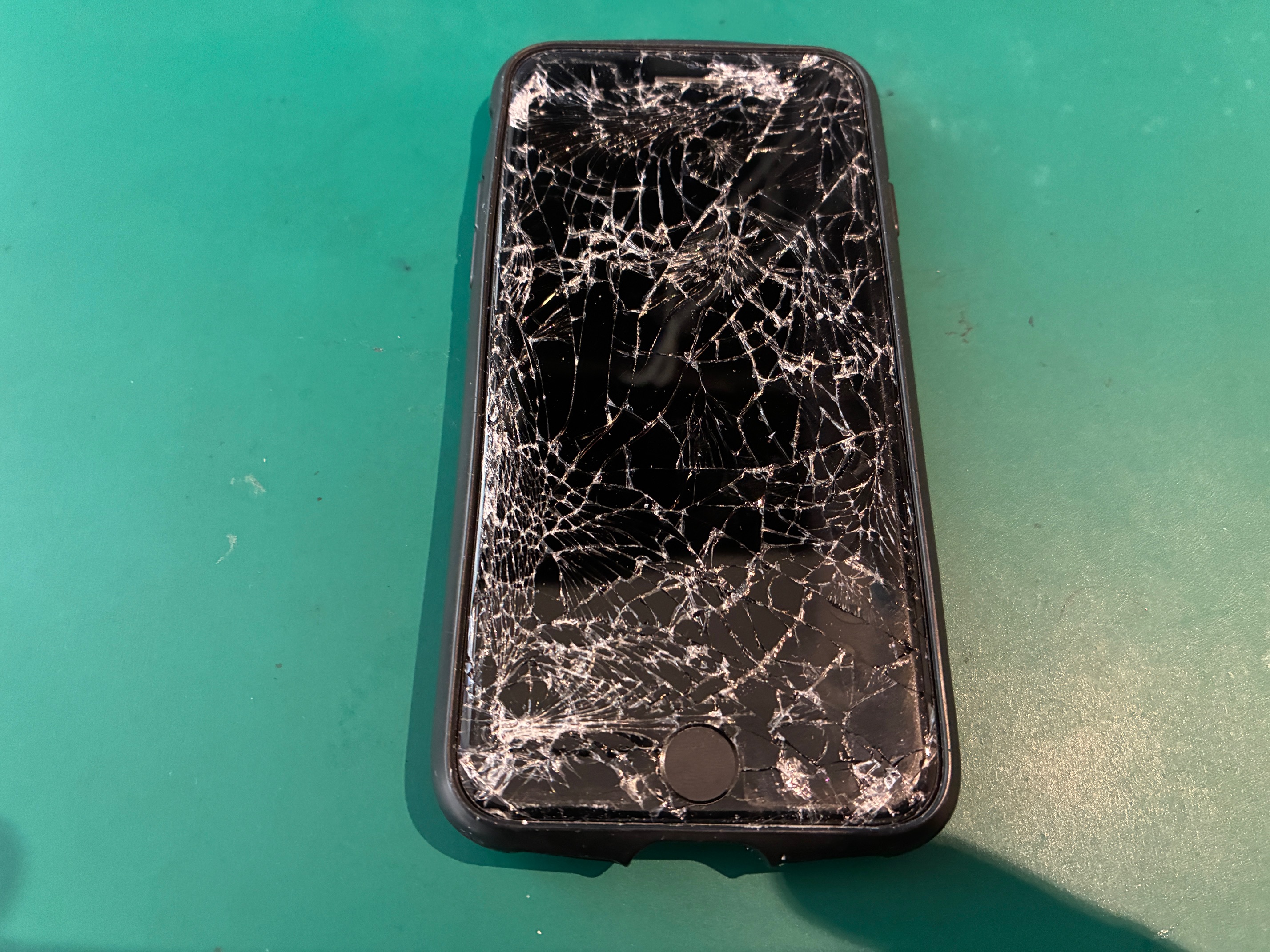 神戸市からお越しのお客様よりiPhoneSE2の画面交換をご依頼いただきました！