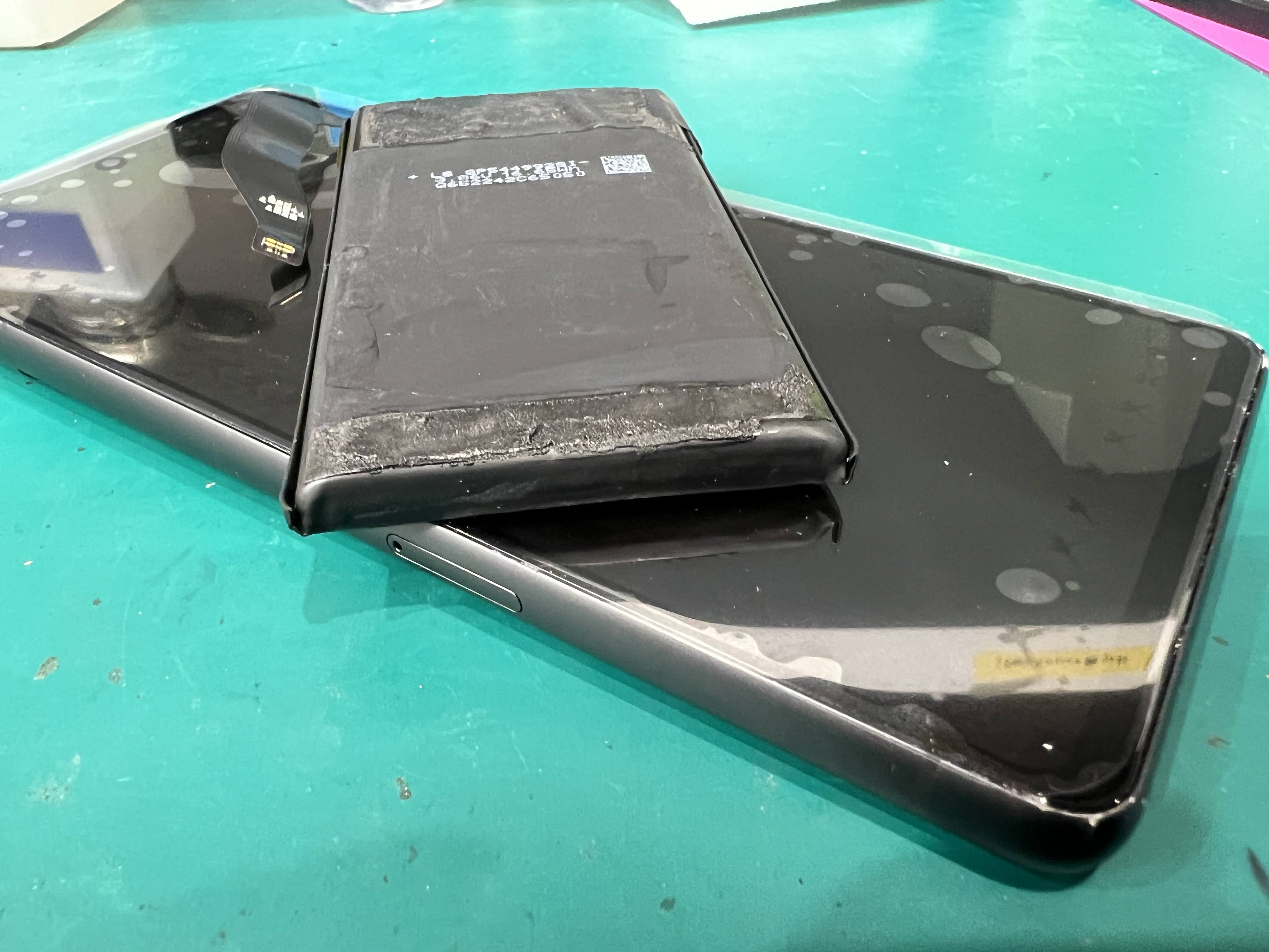 Google Pixel 7 画面が浮く原因は電池膨張！バッテリー交換で完全復旧