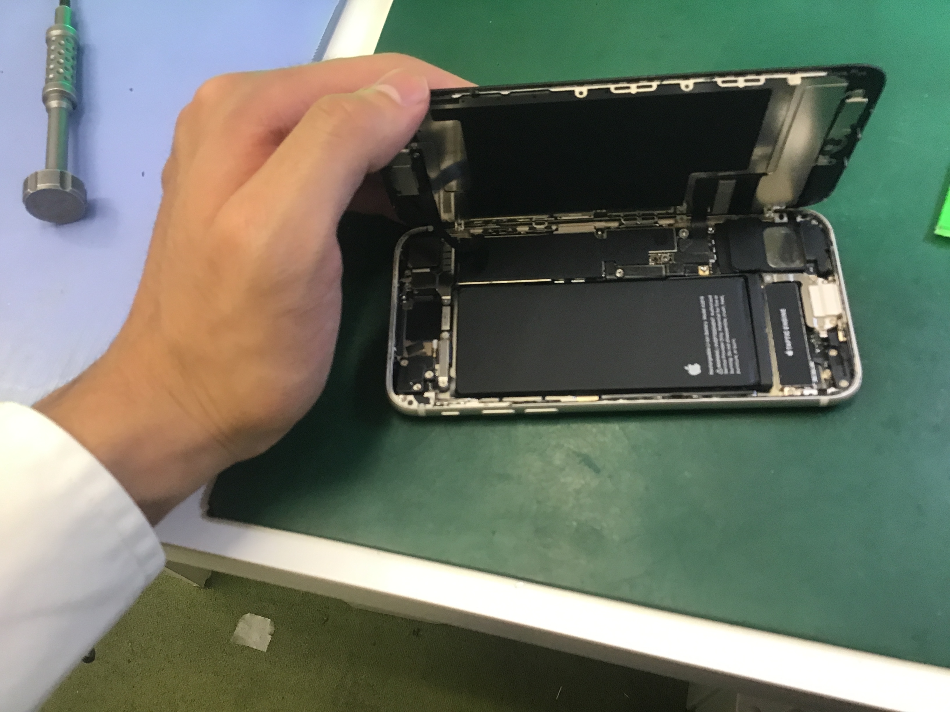 iPhoneSE3バッテリー修理　データをそのまま・最短即日修理のスマホ修理工房八王子オクトーレ店にご相談ください！