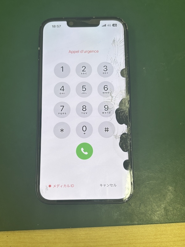 iPhone14 落としてフレームが歪んだのと画面が割れた😭
