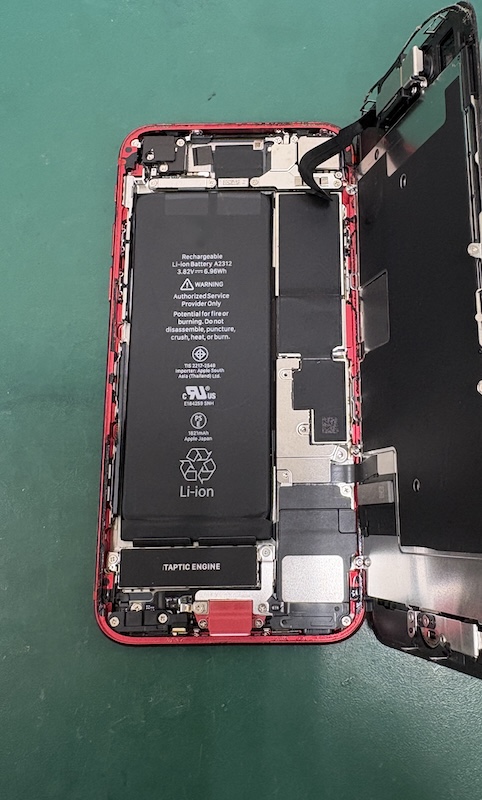 iPhoneSE3 かなり減りが早いけど、ホームボタンがある機種がいい！！