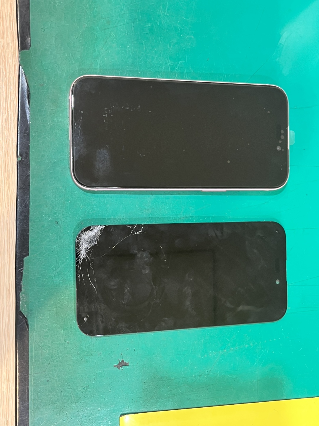 iPhone15 画面交換後の綺麗な状態と割れた画面の比較 新宿PePe店