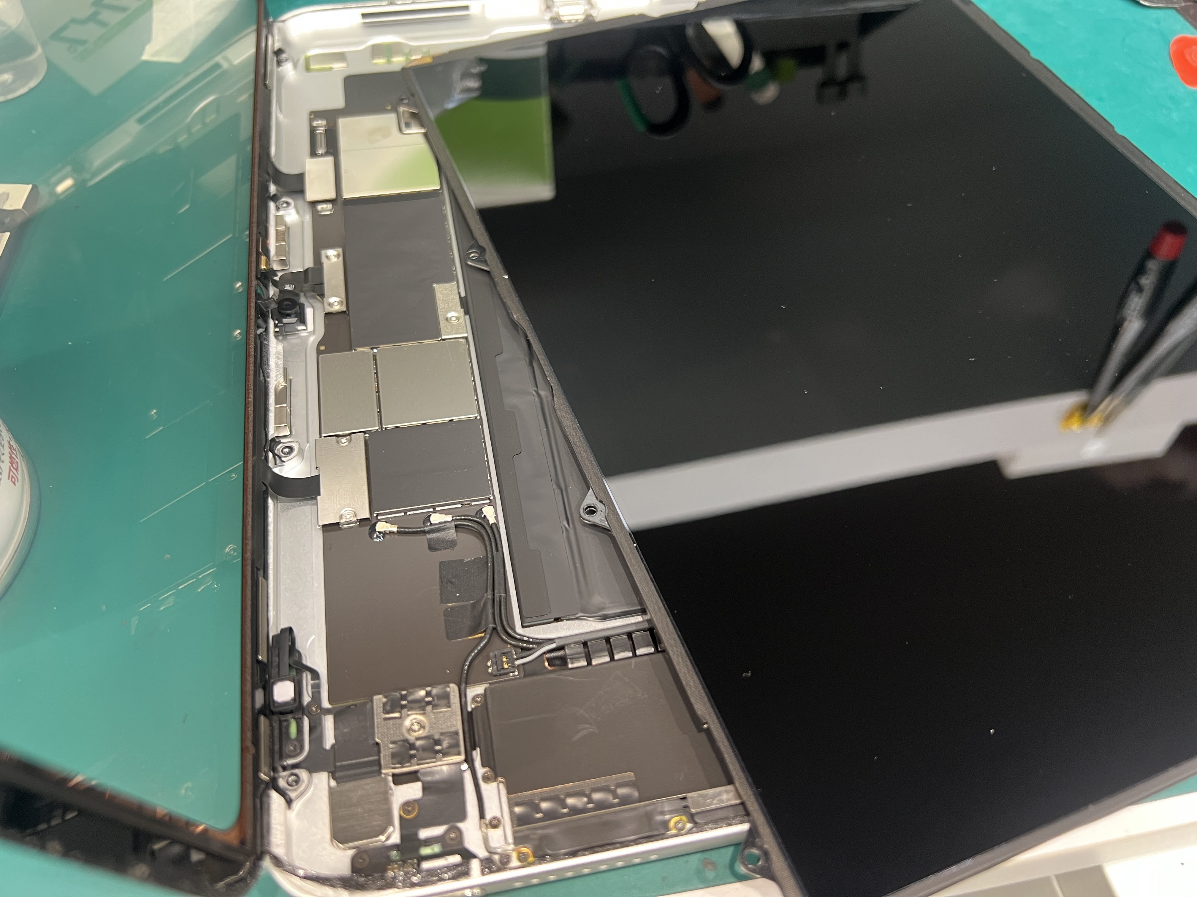 iPad10 液晶がほとんど映らない症状を修理｜落下による画面破損の修理事例