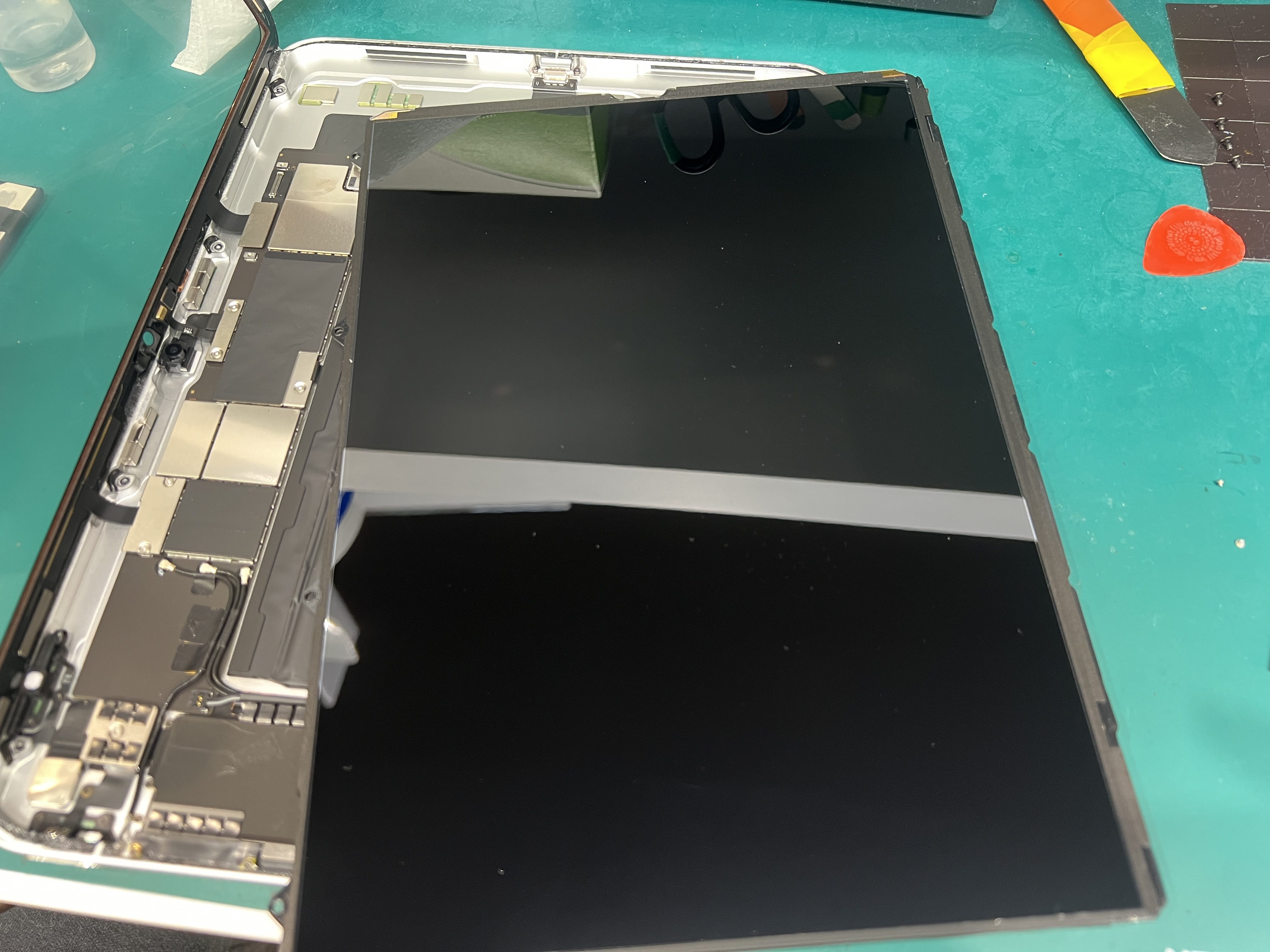 iPad10 落下による液晶破損を修理｜画面が映らない症状を即日改善