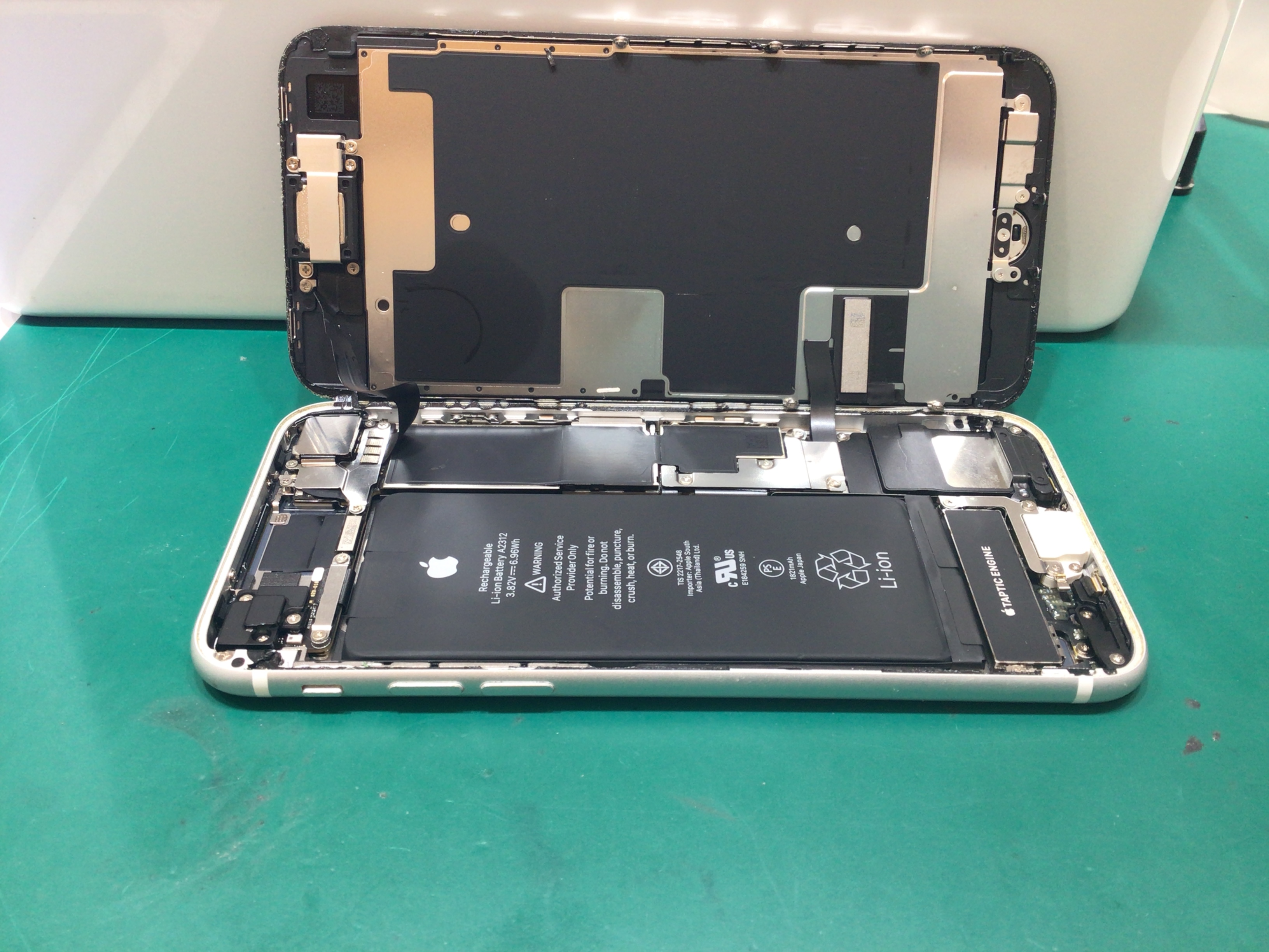 iPhoneSE2のバッテリー交換は、データそのまま・即日修理のスマホ修理工房　秋津店へ！