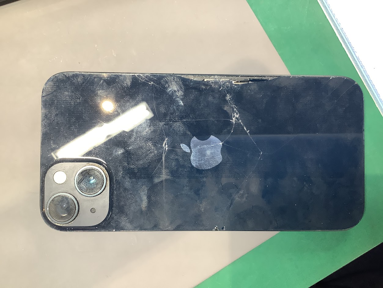 iPhone14Plusのバックパネル交換ならデータをそのまま・最短即日修理のスマホ修理工房ラザウォーク甲斐双葉店へ！