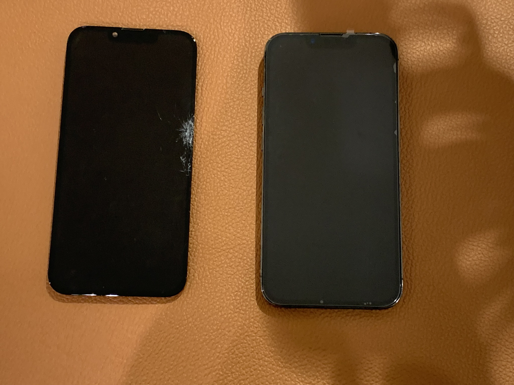 画面が割れて映らないiPhone13Pro（アイフォン）の画面交換承りました！！