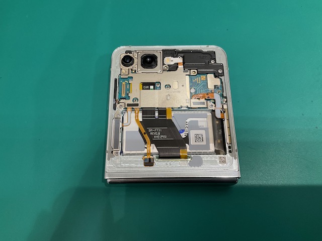 狭山市、川越市、入間市でGalaxy Z Flip5の修理ならスマホ修理工房新狭山店まで！