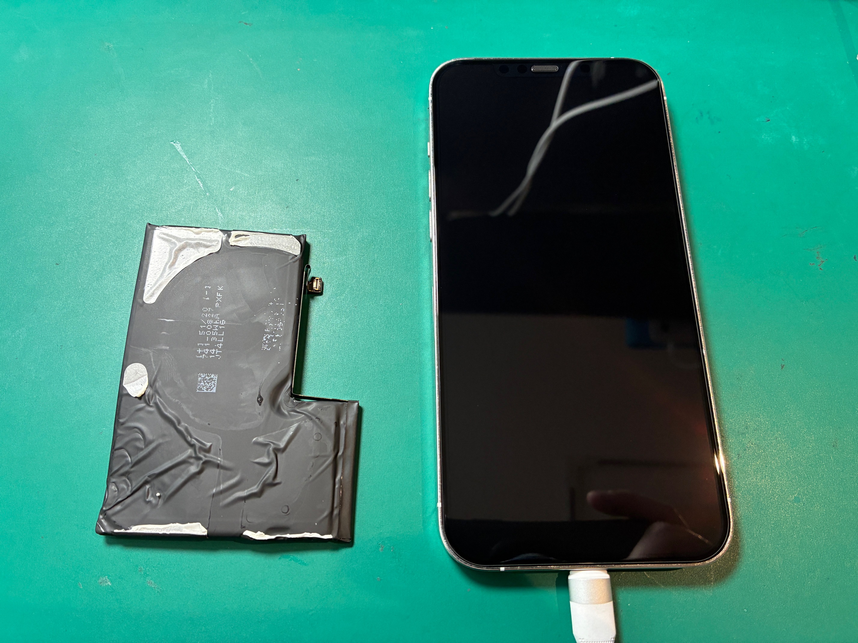 神戸市からお越しのお客様よりiPhone12ProMaxのバッテリー交換をご依頼いただきました！