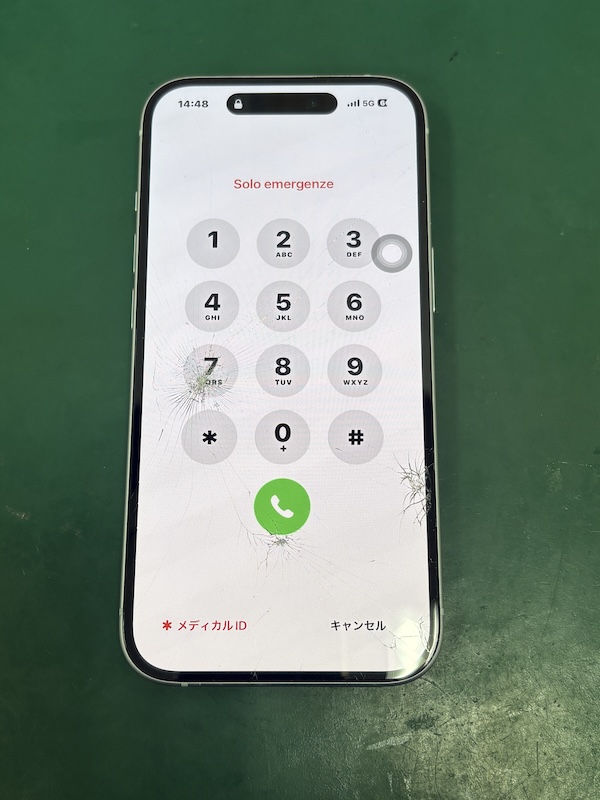 iPhone15 じゃり道で落として踏んでしまい画面が割れた、、😭