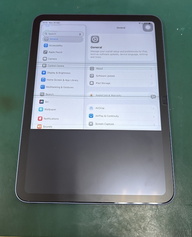 iPad第10世代　机から落として、液晶半分が真っ黒！？