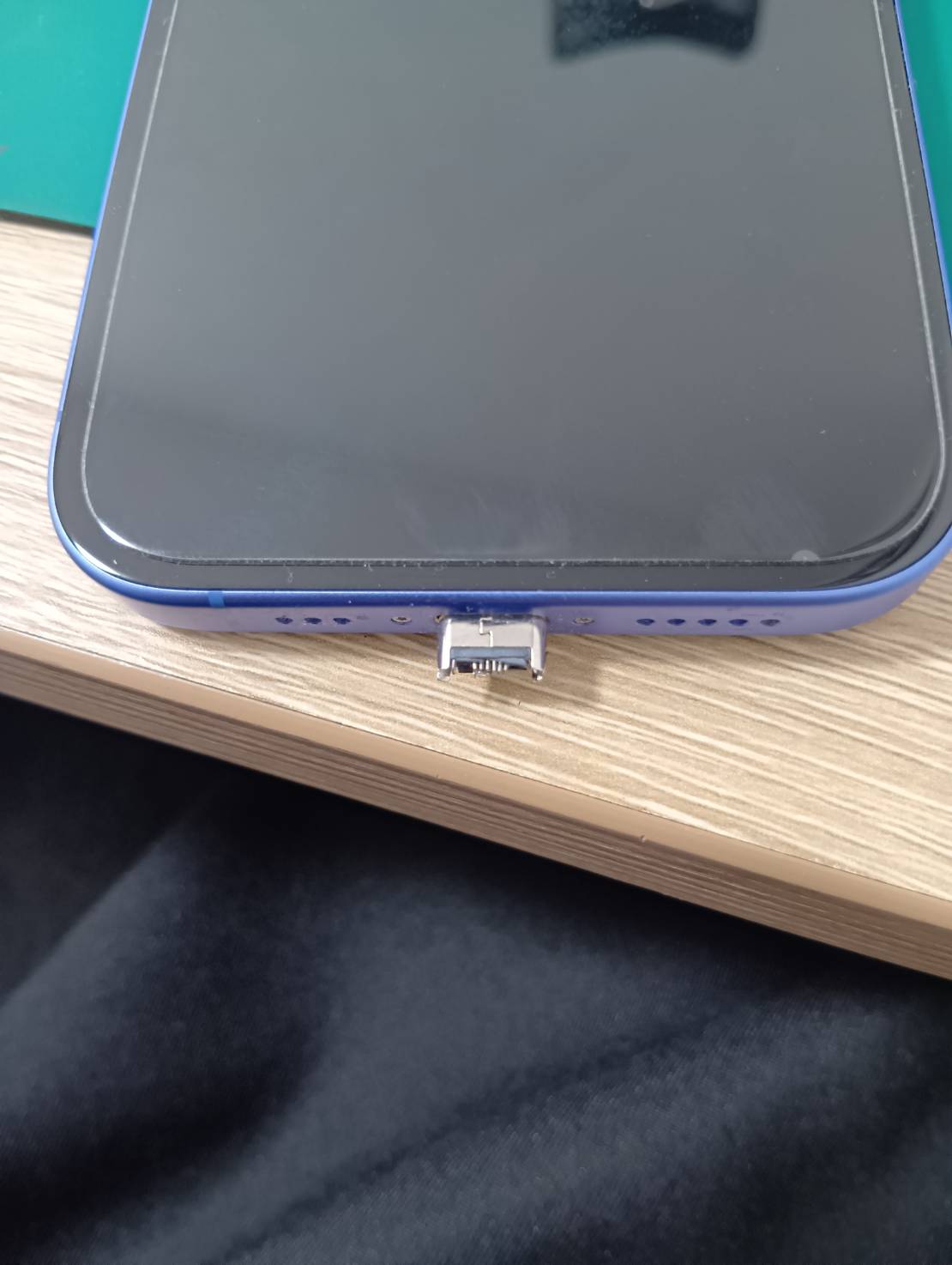 iPhone16の充電口にコネクターが折れて詰まった！?　10分で即解決！