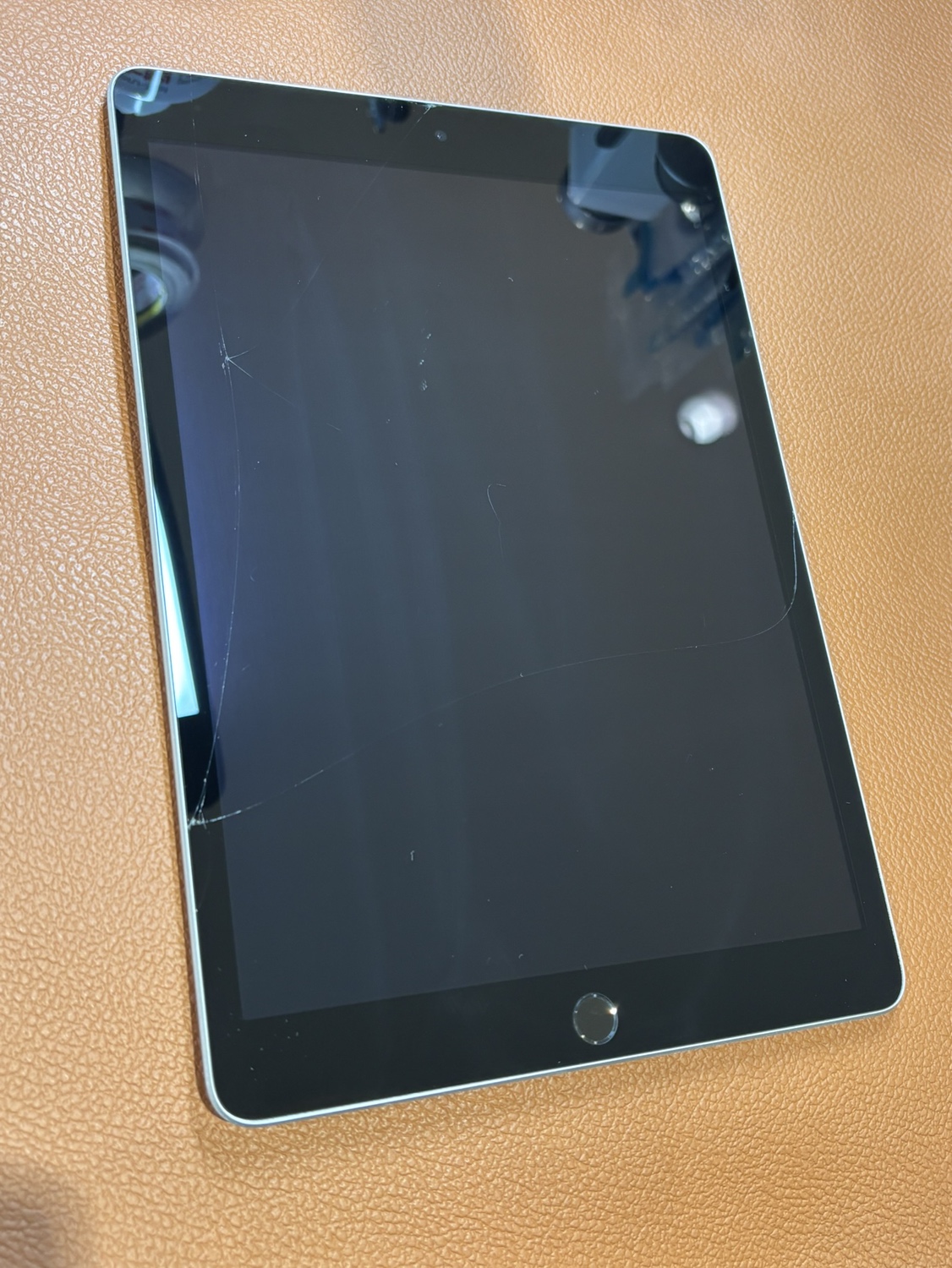 タッチガラスが割れてしまったiPad 第9世代の画面修理を承りました