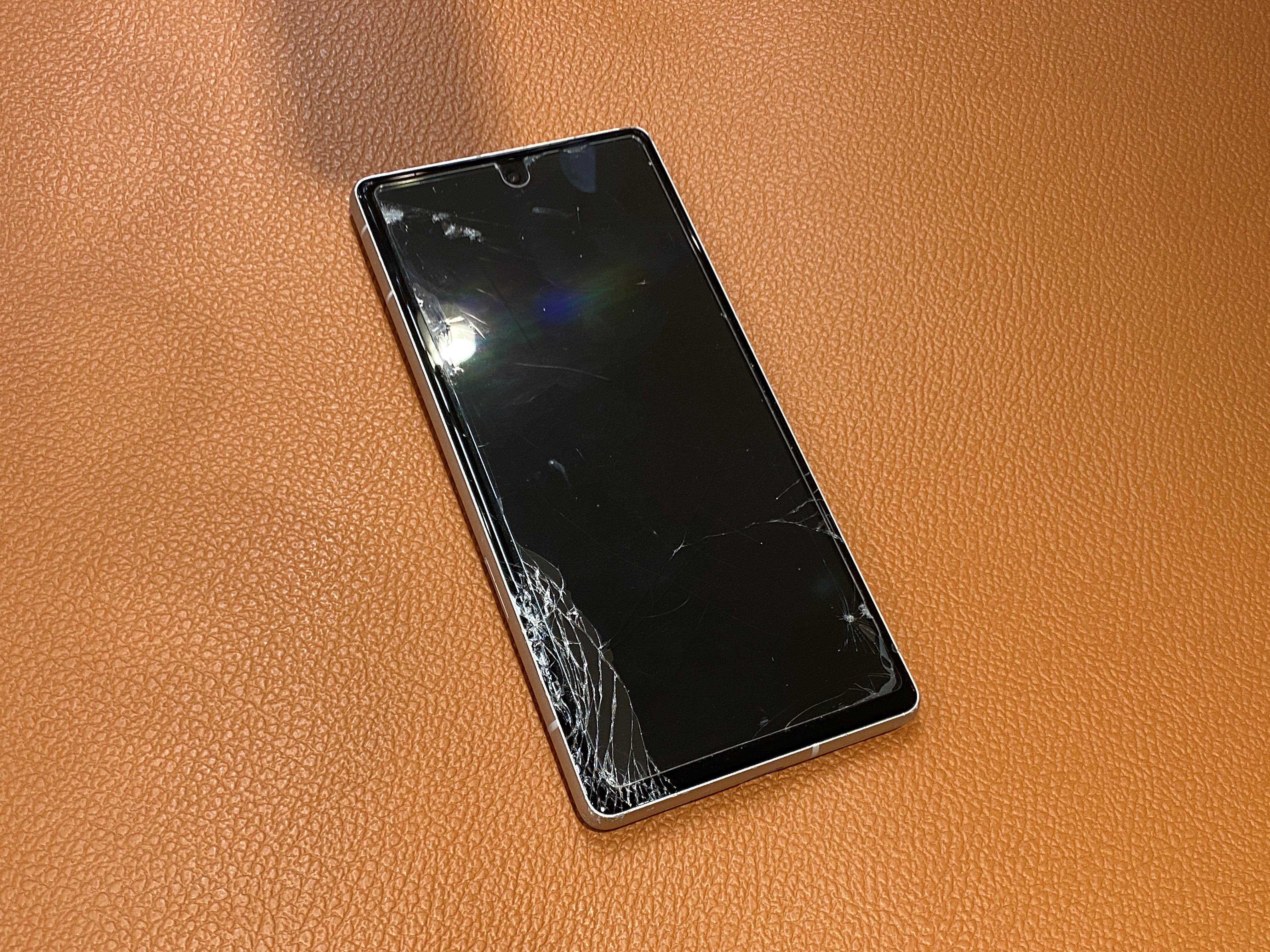 画面が割れてしまったPixel7aの画面交換修理を承りました