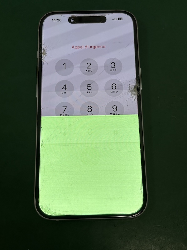 iPhone15 高いところから落として割れて画面が緑になって😭