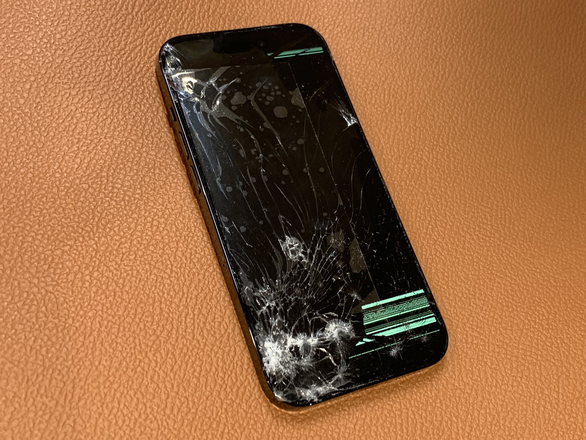 画面が割れて動かなくなってしまったiPhone14Pro（アイフォン）画面修理を承りました！