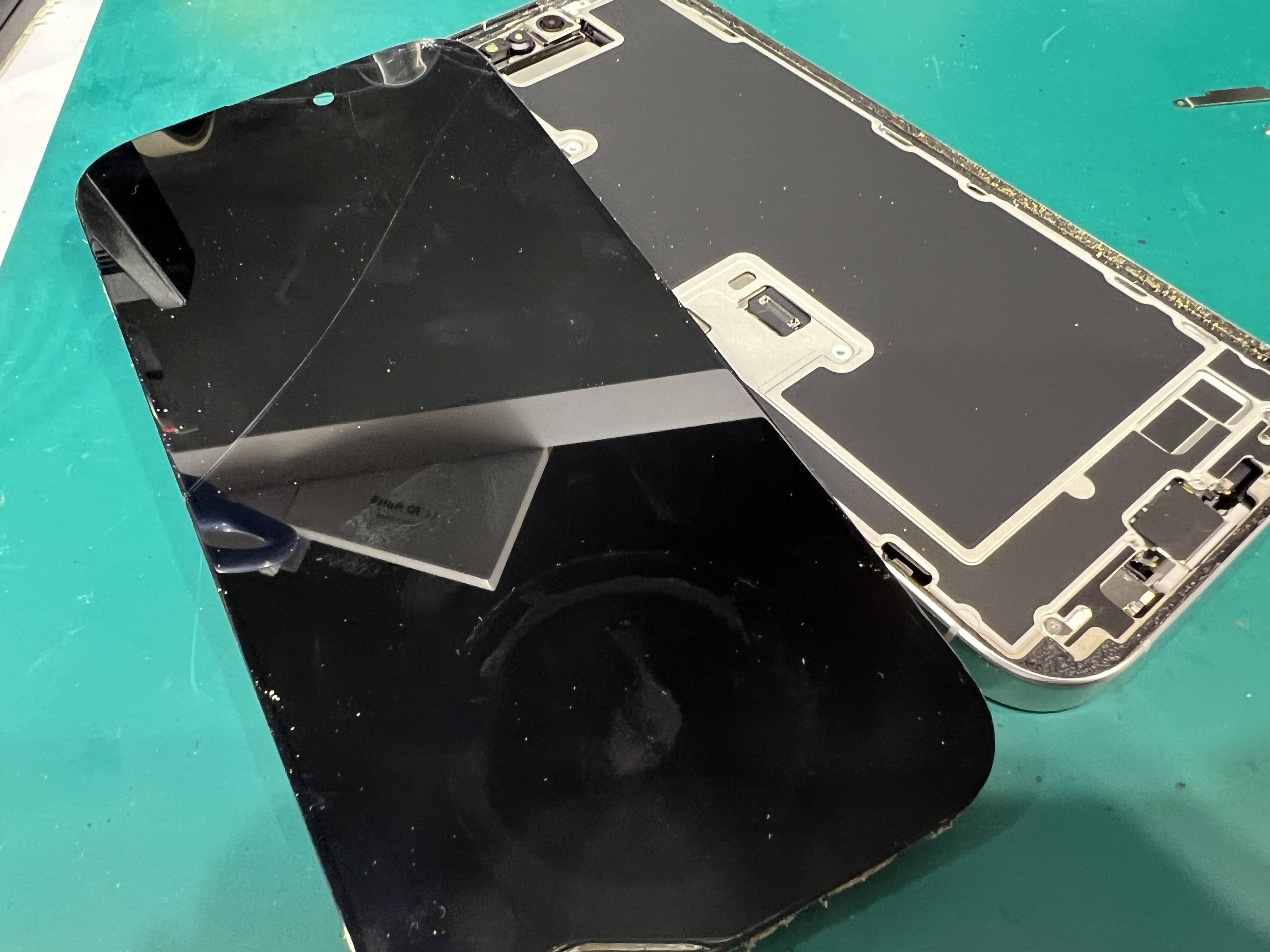 iPhone16Pro 画面端の割れを修理｜軽度破損でも早めの画面交換がおすすめ