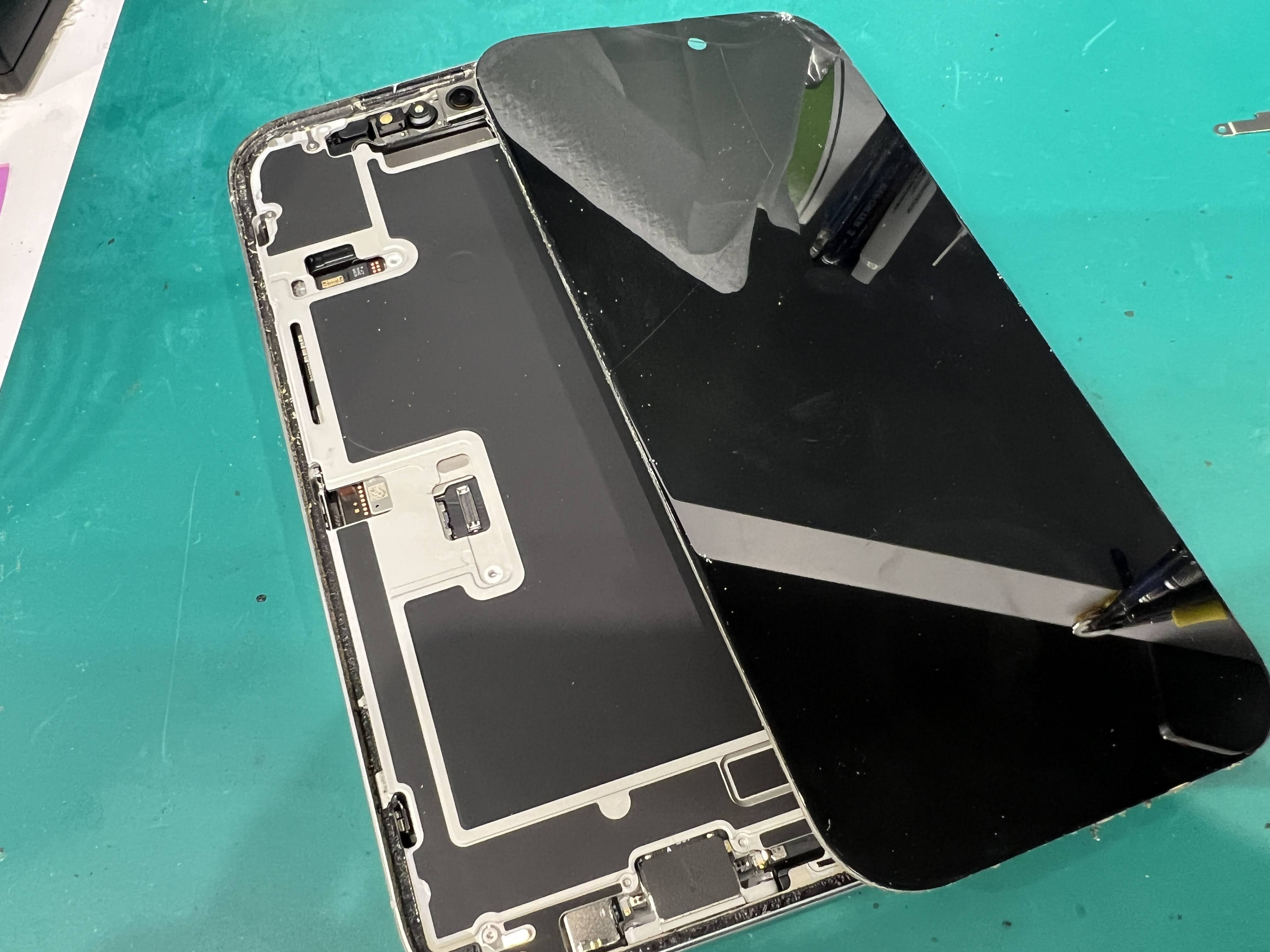 iPhone16Pro 端の画面割れを即日修理｜軽破損でも画面交換で安心