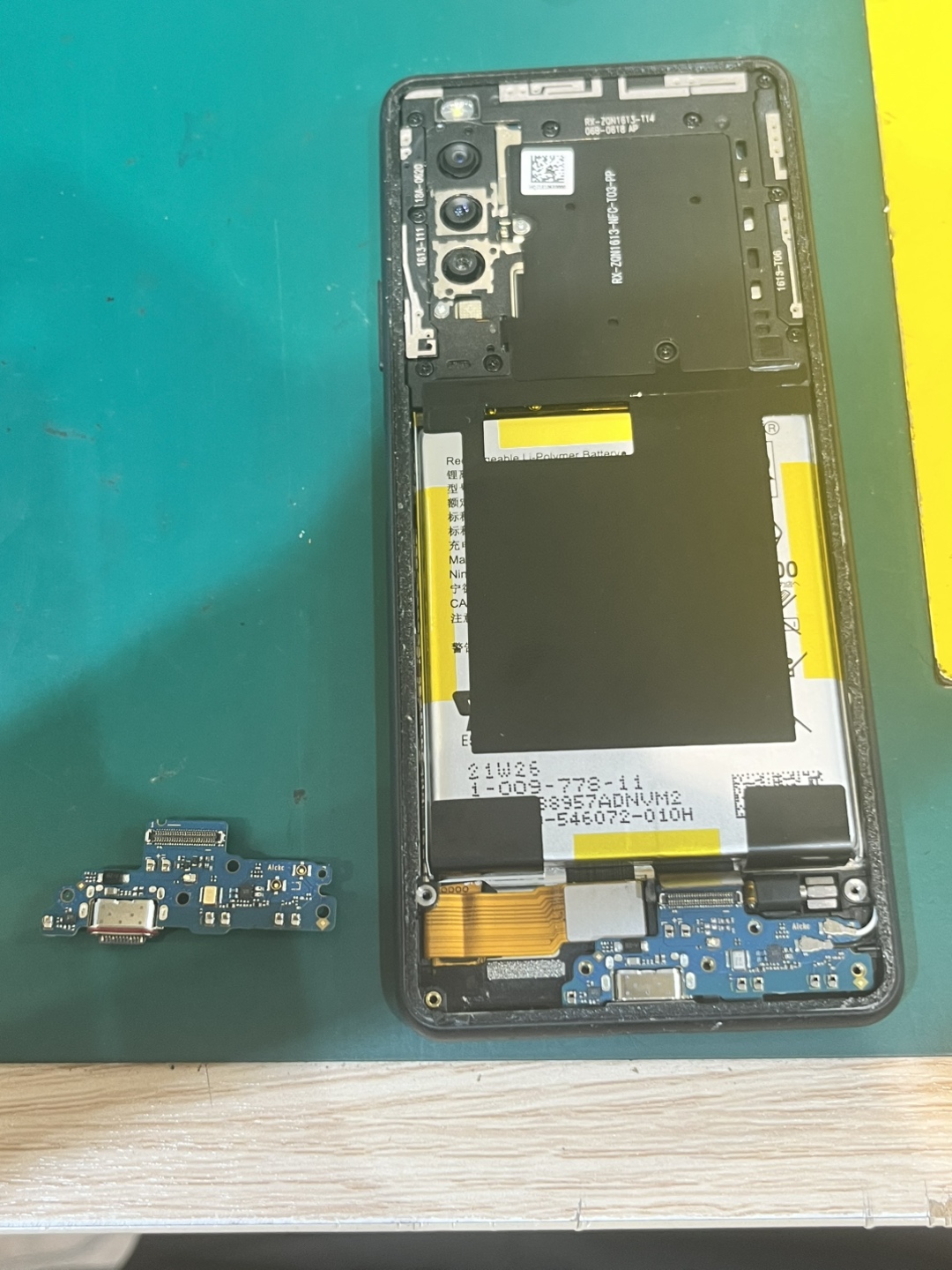 Xperia 10 III 取り外した充電コネクタと交換後の本体内蔵コネクタ比較 新宿PePe店