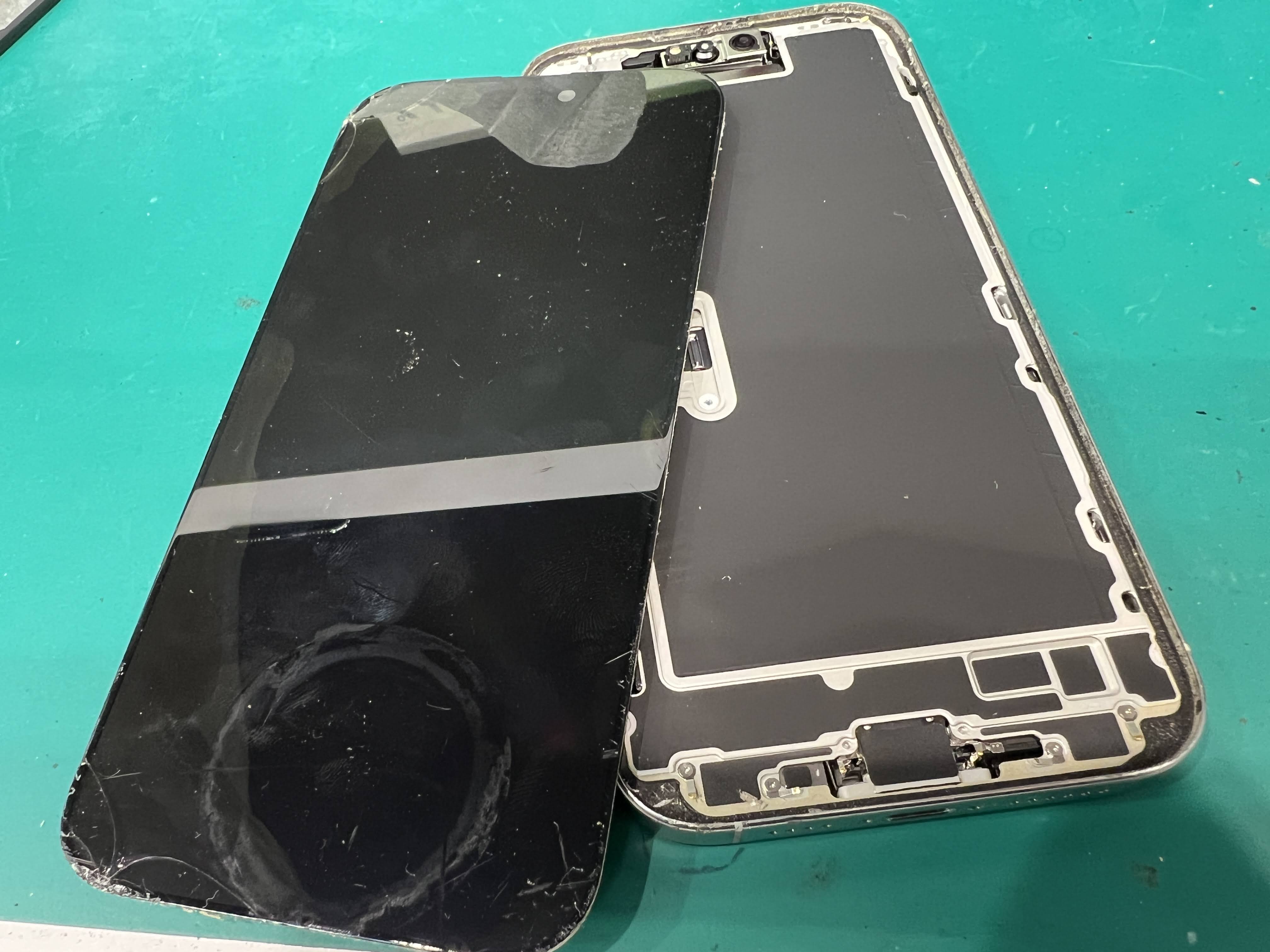 iPhone16ProMax 画面が映らない重度破損を修理｜液晶交換で即日復旧