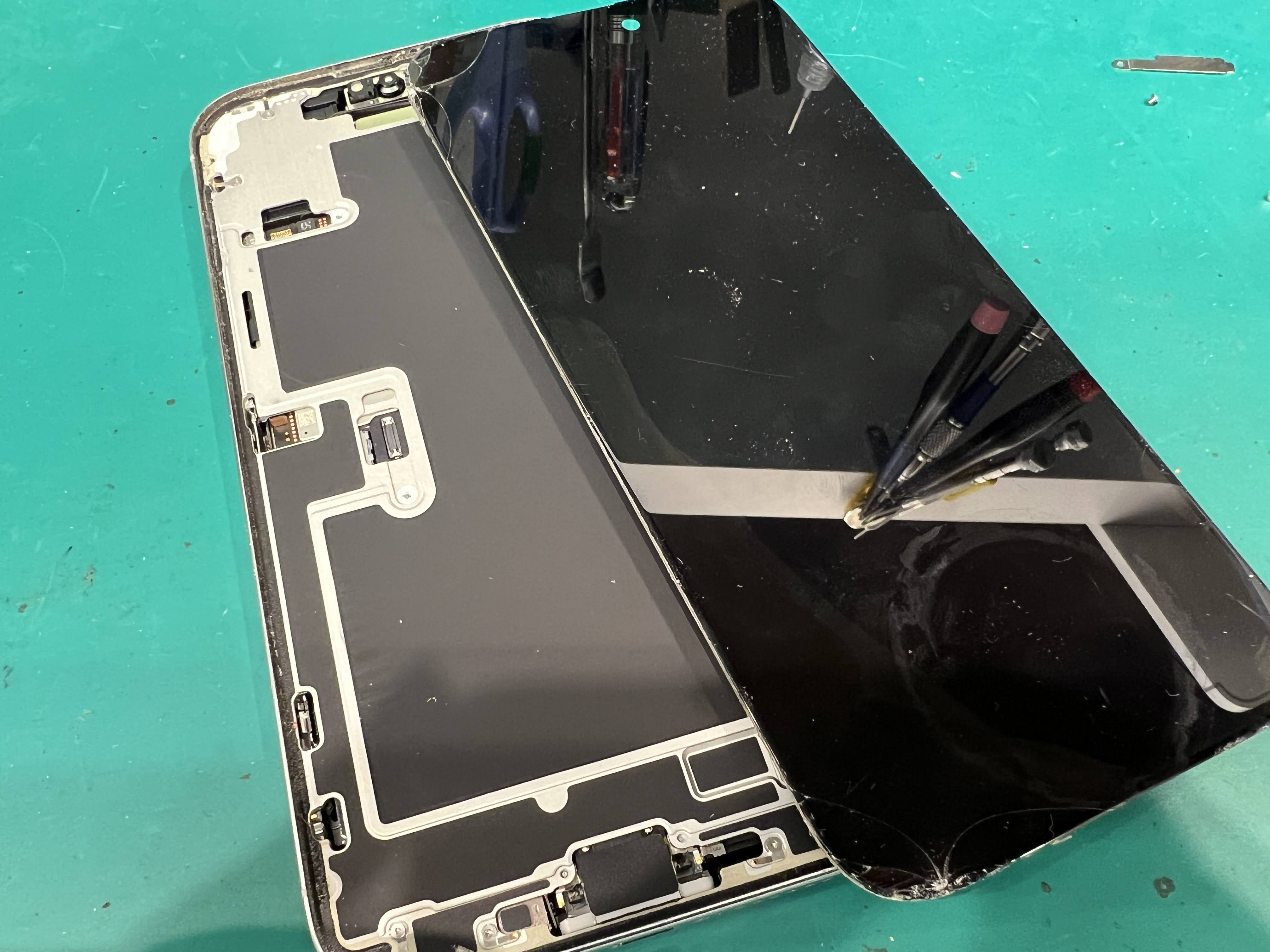 iPhone16ProMax 画面割れで表示不良を修理｜液晶交換で元通りに復旧