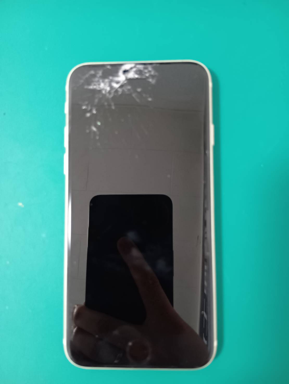 iPhoneSE3の画面交換を実施！割れた画面も即日で綺麗に復活✨