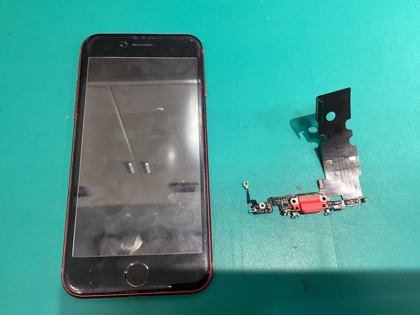 狭山市、川越市、入間市でiphone SE2の充電口修理ならスマホ修理工房新狭山店まで！