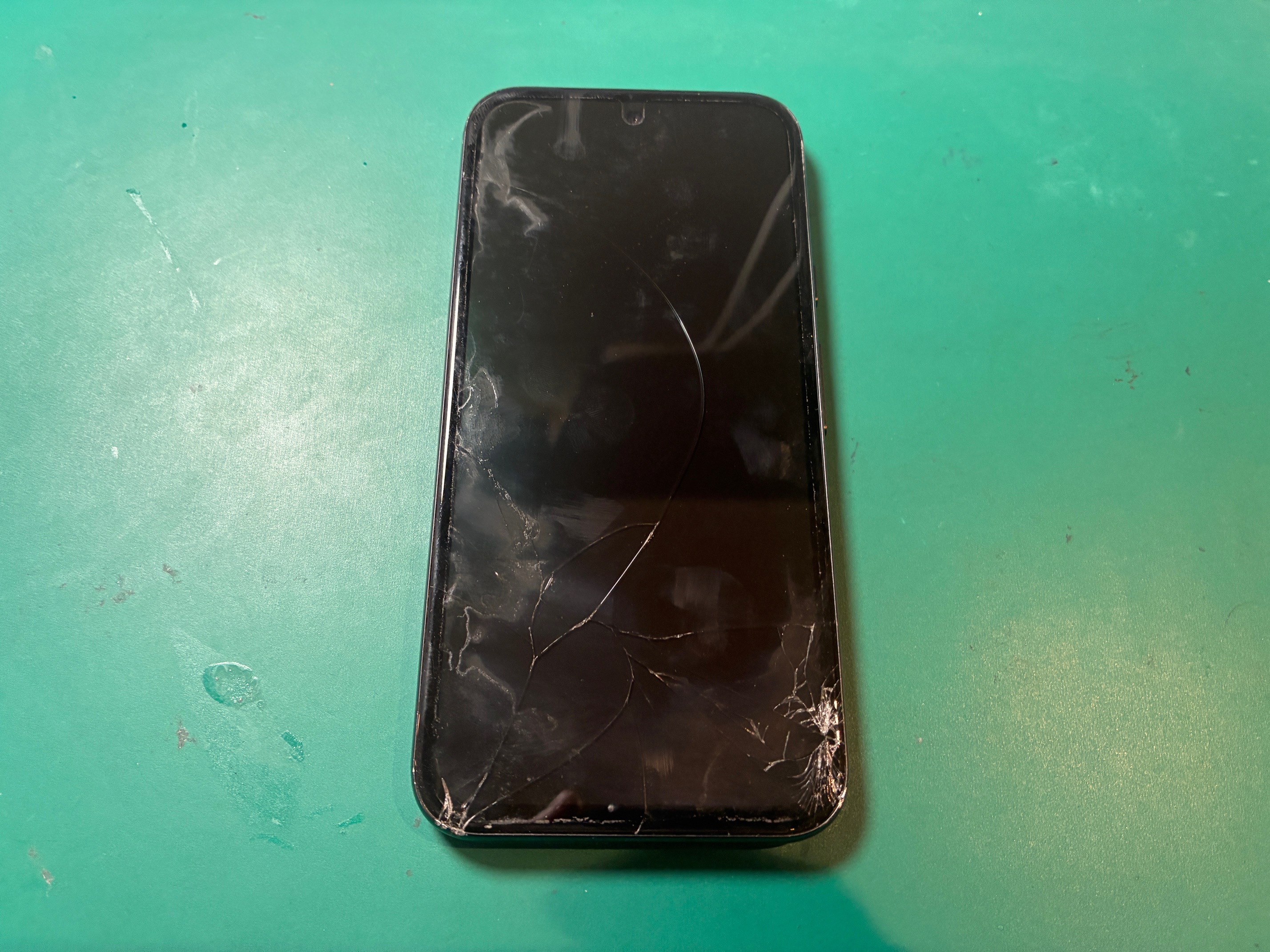 大阪府からお越しのお客様よりPixel8aの画面交換をご依頼いただきました！