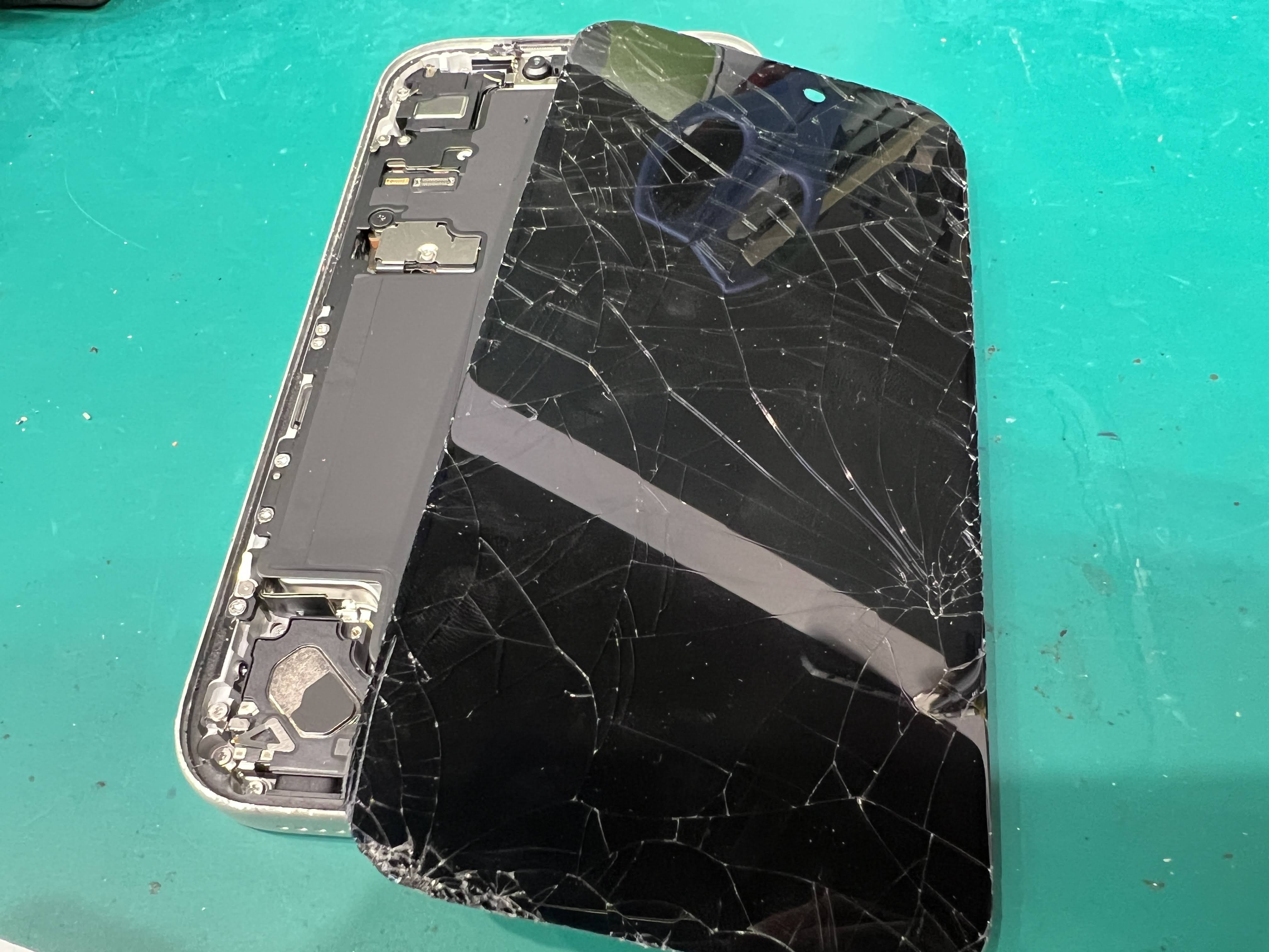 iPhone17Pro 重度の画面割れを修理｜有機EL交換で新品同様に復活