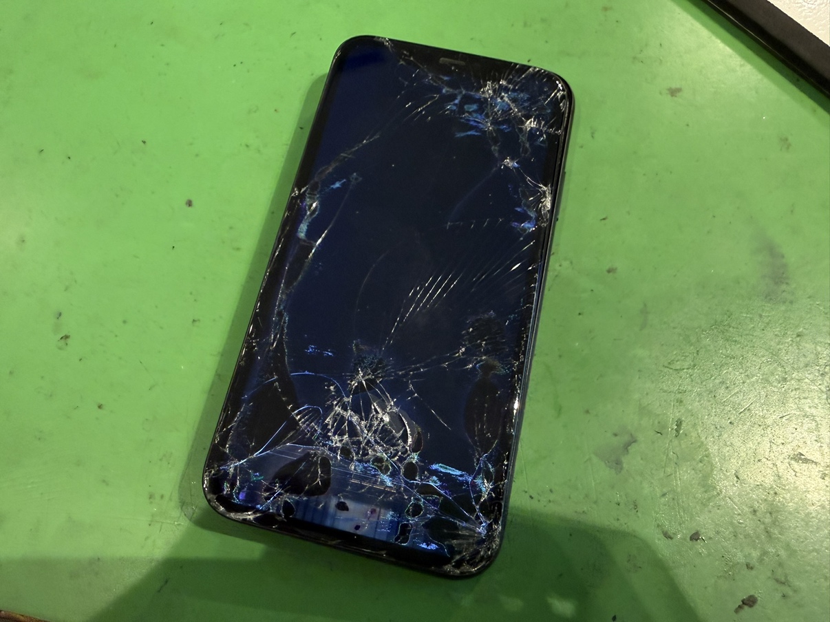 iPhone12の画面破損の修理も対応可能！【横浜関内】