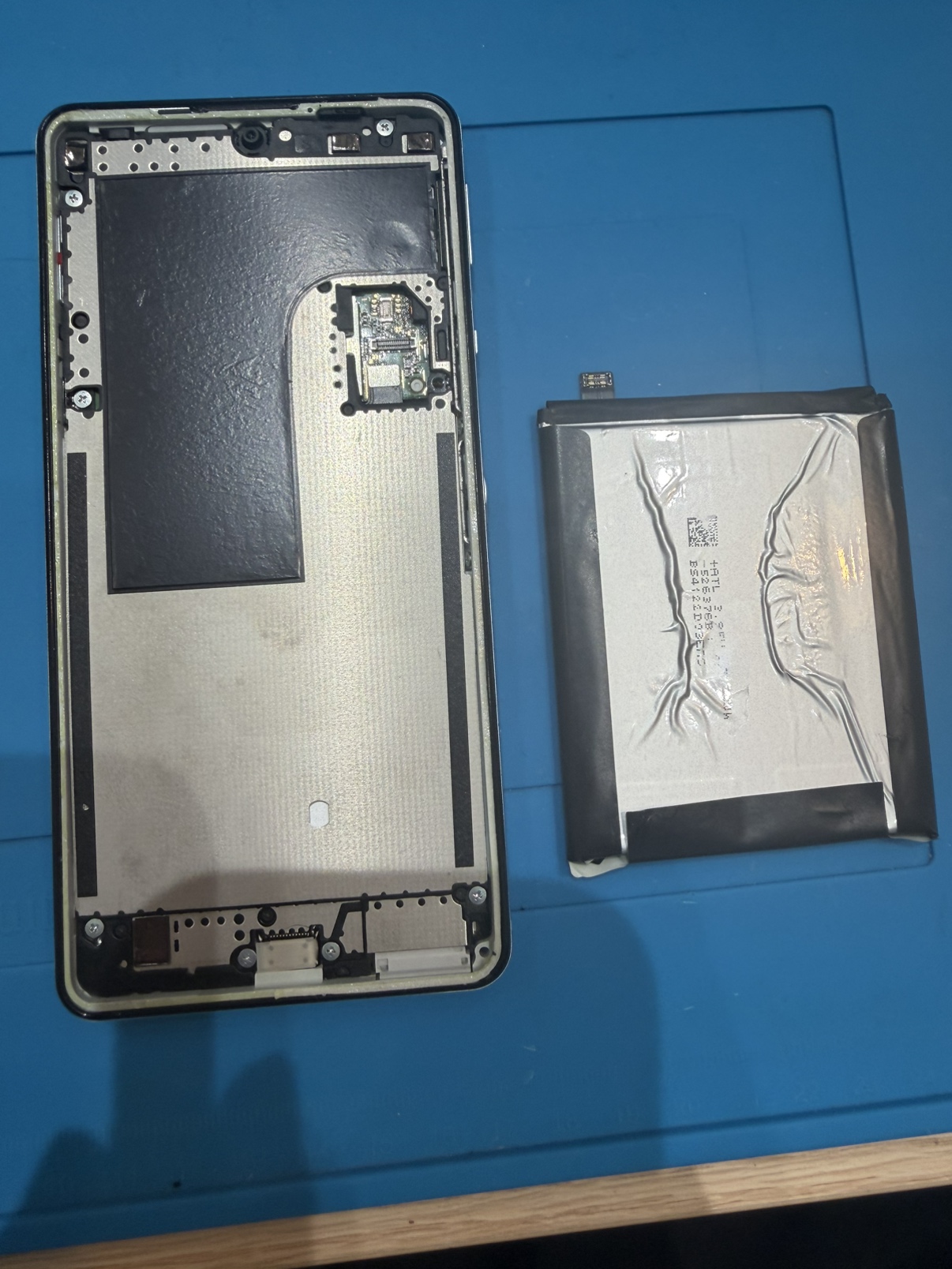 AQUOS sense5Gのバッテリー交換をさせていただきました。「スマホ修理工房　池袋P'パルコ本店」へ！