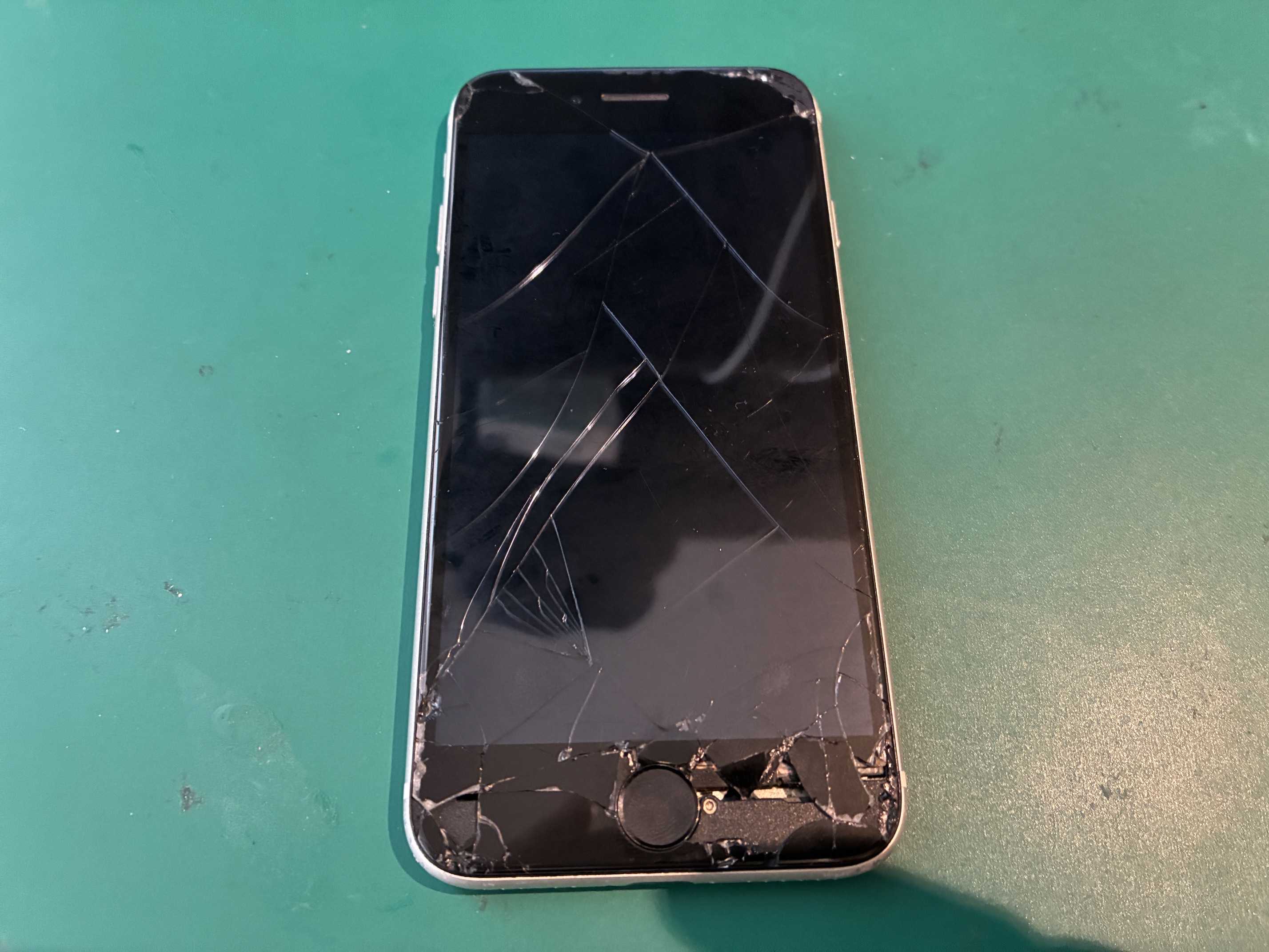 神戸市からお越しのお客様よりiPhoneSE3の画面交換をご依頼いただきました！