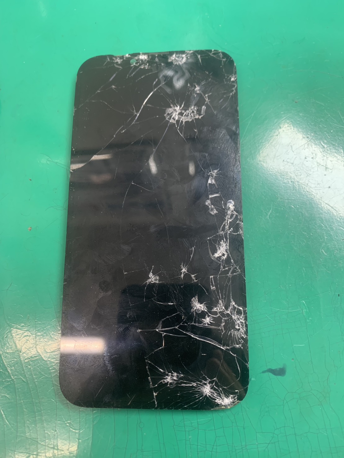 ガラスがバキバキに割れて液晶が映らなくなった…iPhone13 画面交換を行いました！！【スマホ修理工房荻窪タウンセブン店】