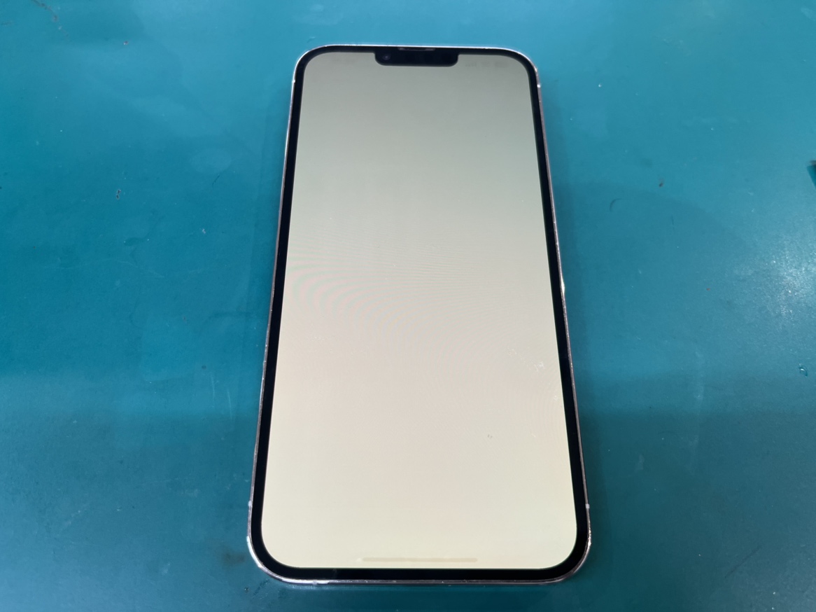 【iPhone 13 Pro Max】画面が真っ白に！「ホワイトアウト」も30分で修理