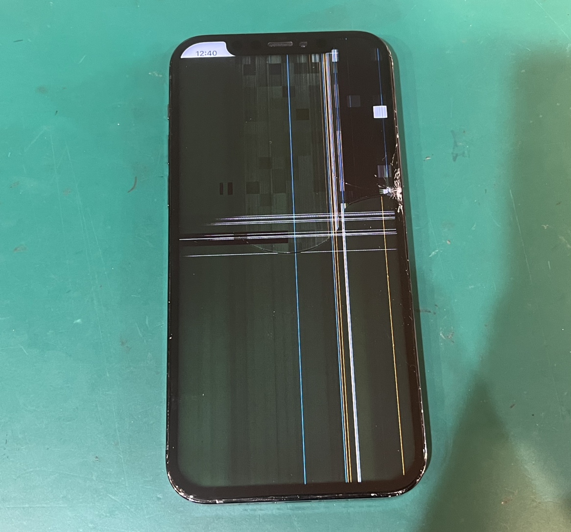 iPhone12Pro 液晶漏れと縦線が発生している修理前の状態
