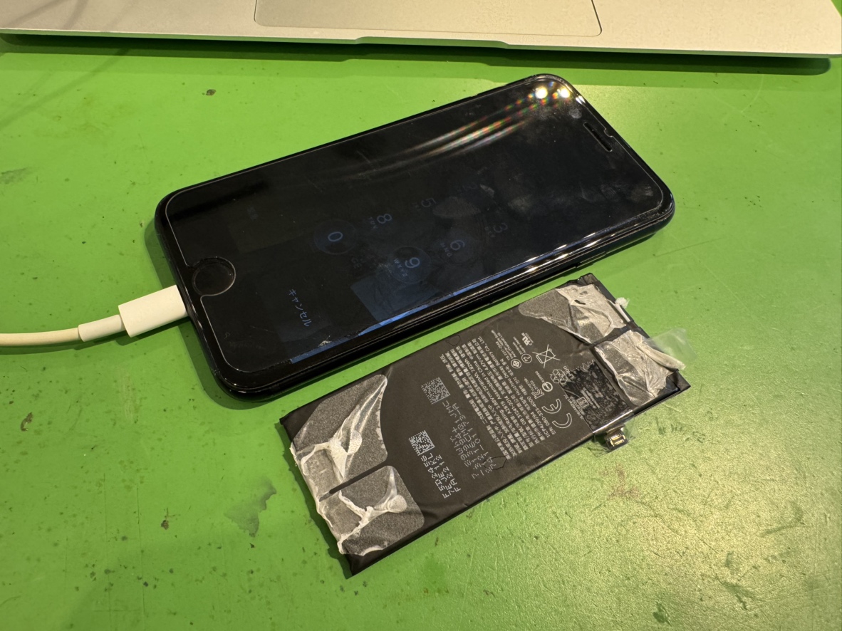 iPhoneSE3電池交換！中区の修理工房関内