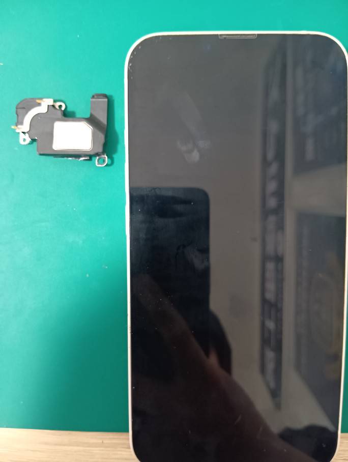 iPhone13のイヤースピーカー交換📞音割れ症状も改善しました！