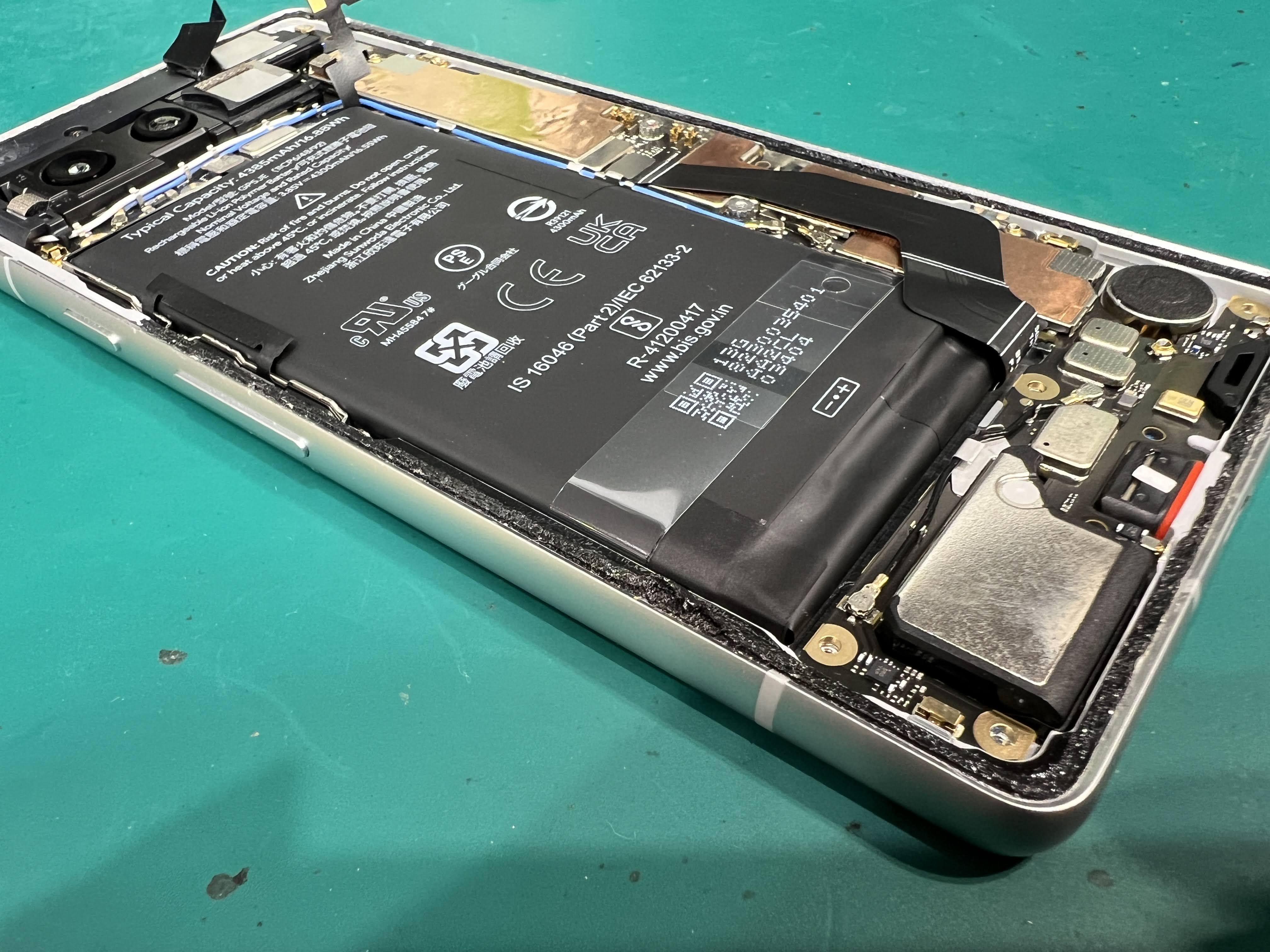 Pixel7a 背面パネル浮きの原因はバッテリー膨張｜早急な交換修理が必要