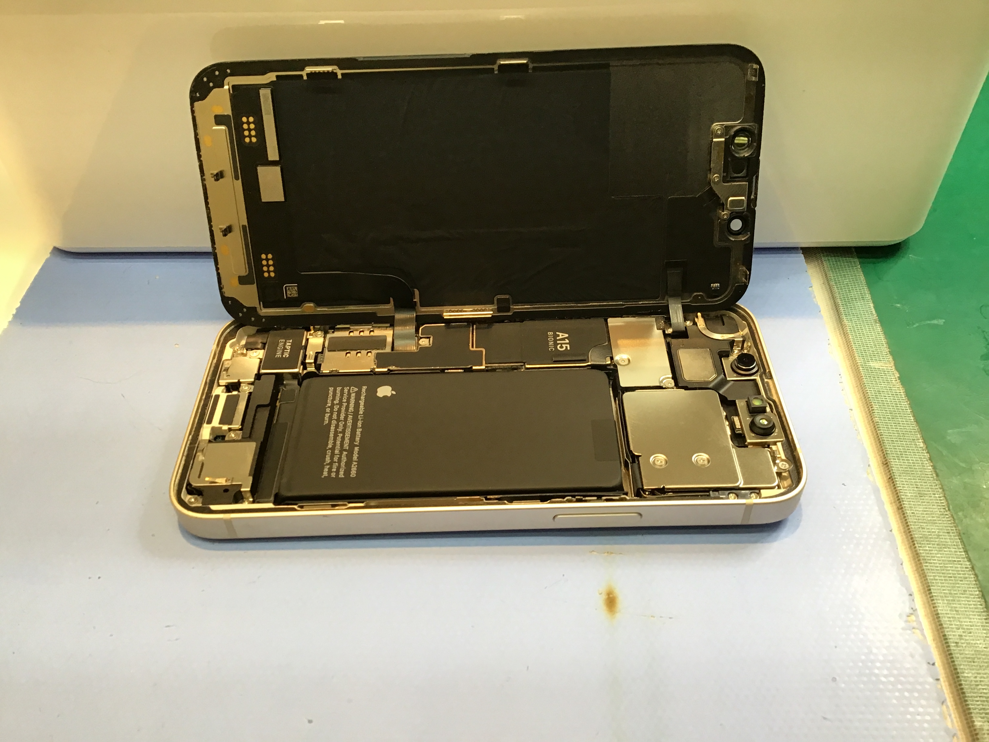 iPhone12のバッテリー交換は即日修理のスマホ修理工房京王聖蹟桜ヶ丘ショッピングセンターB館店へ！