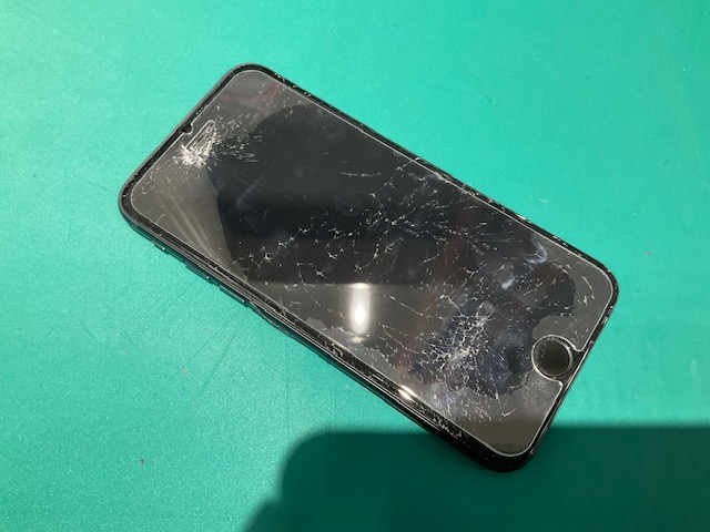 狭山市、川越市、入間市でiPhone SE3の液晶パネル交換修理ならスマホ修理工房新狭山店で！