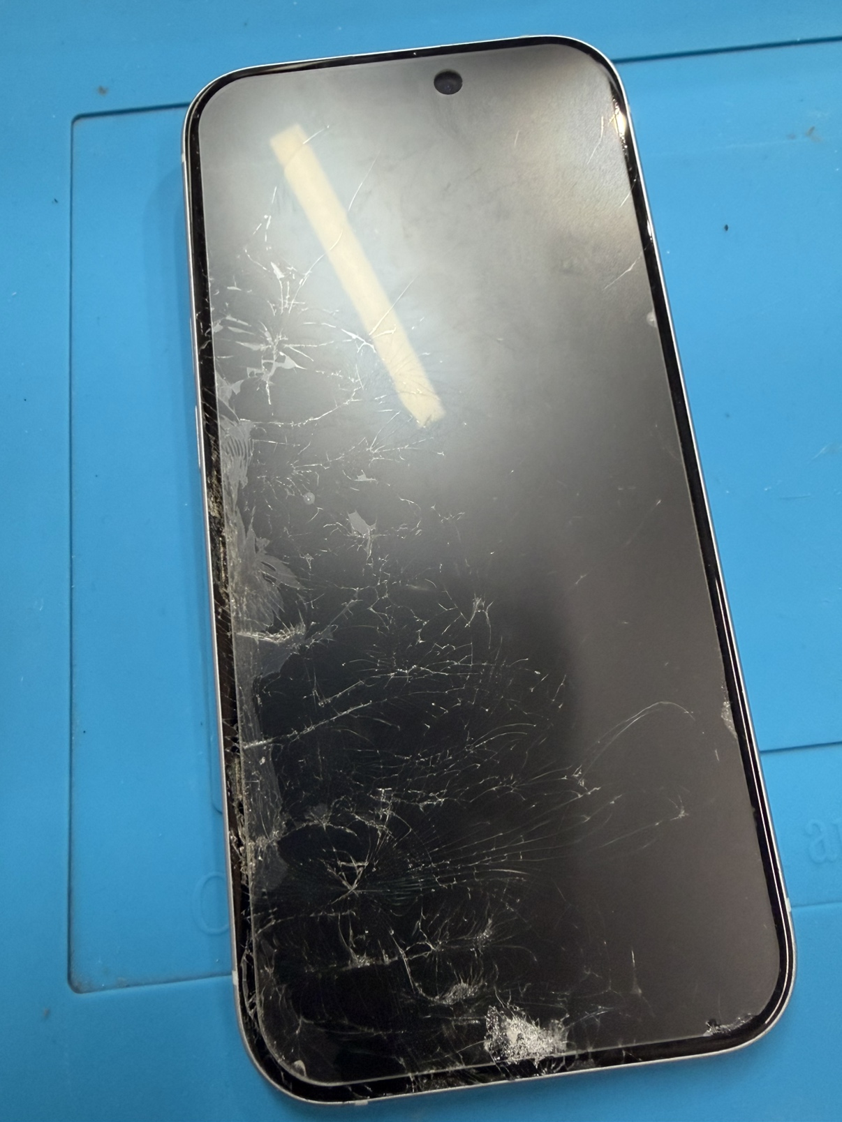 iPhone15(アイフォン)の画面が映らなくなったら【スマホ修理工房池袋P’パルコ店】まで！