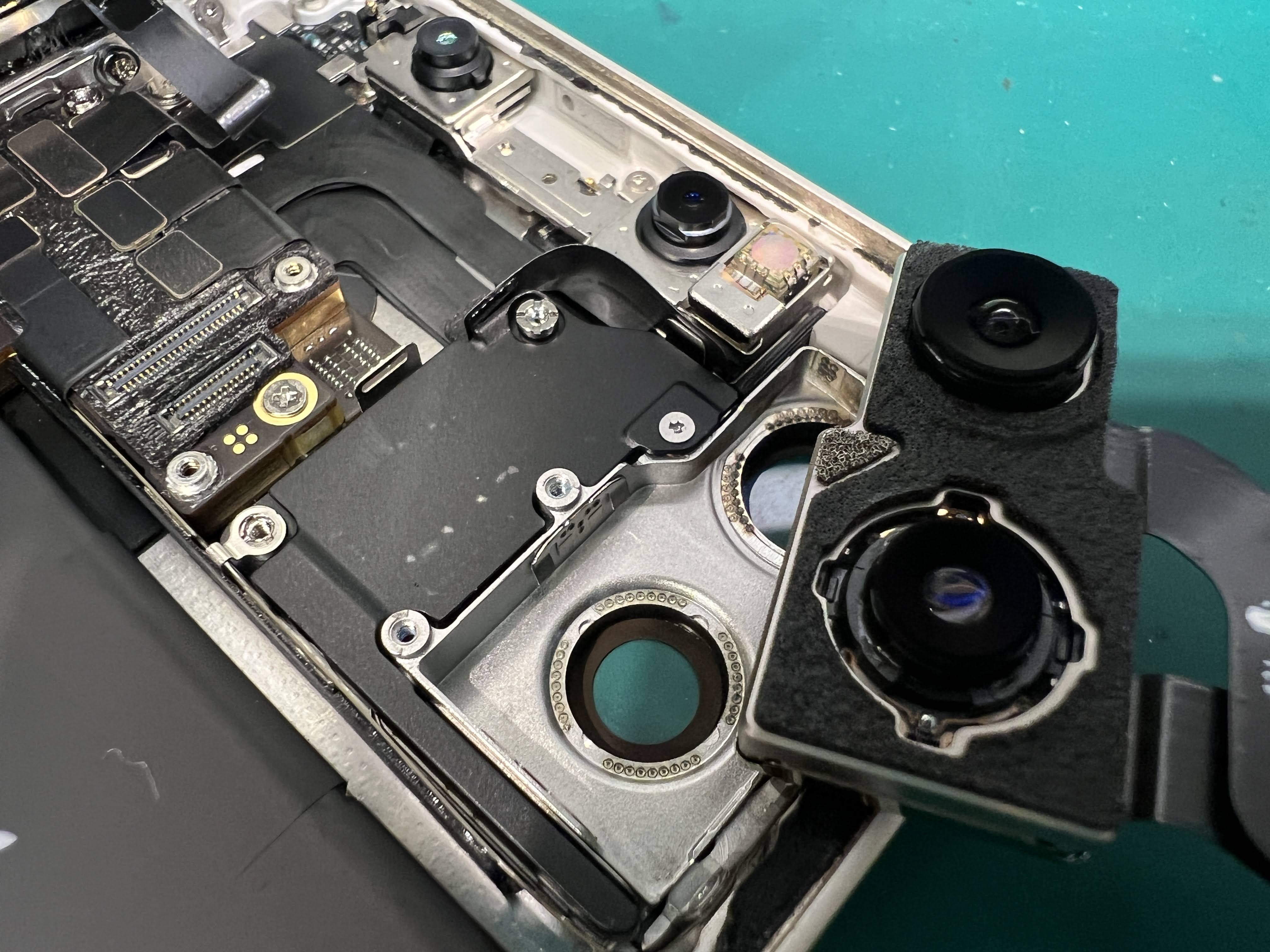 iPhone12 カメラがブレる・異音がする原因は？アウトカメラ交換で解決