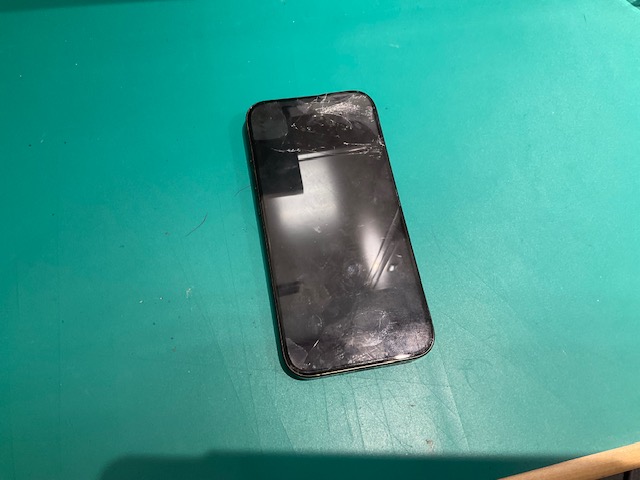 狭山市、川越市、入間市でiPhone15Proの液晶パネル交換 なら スマホ修理工房新狭山店まで！