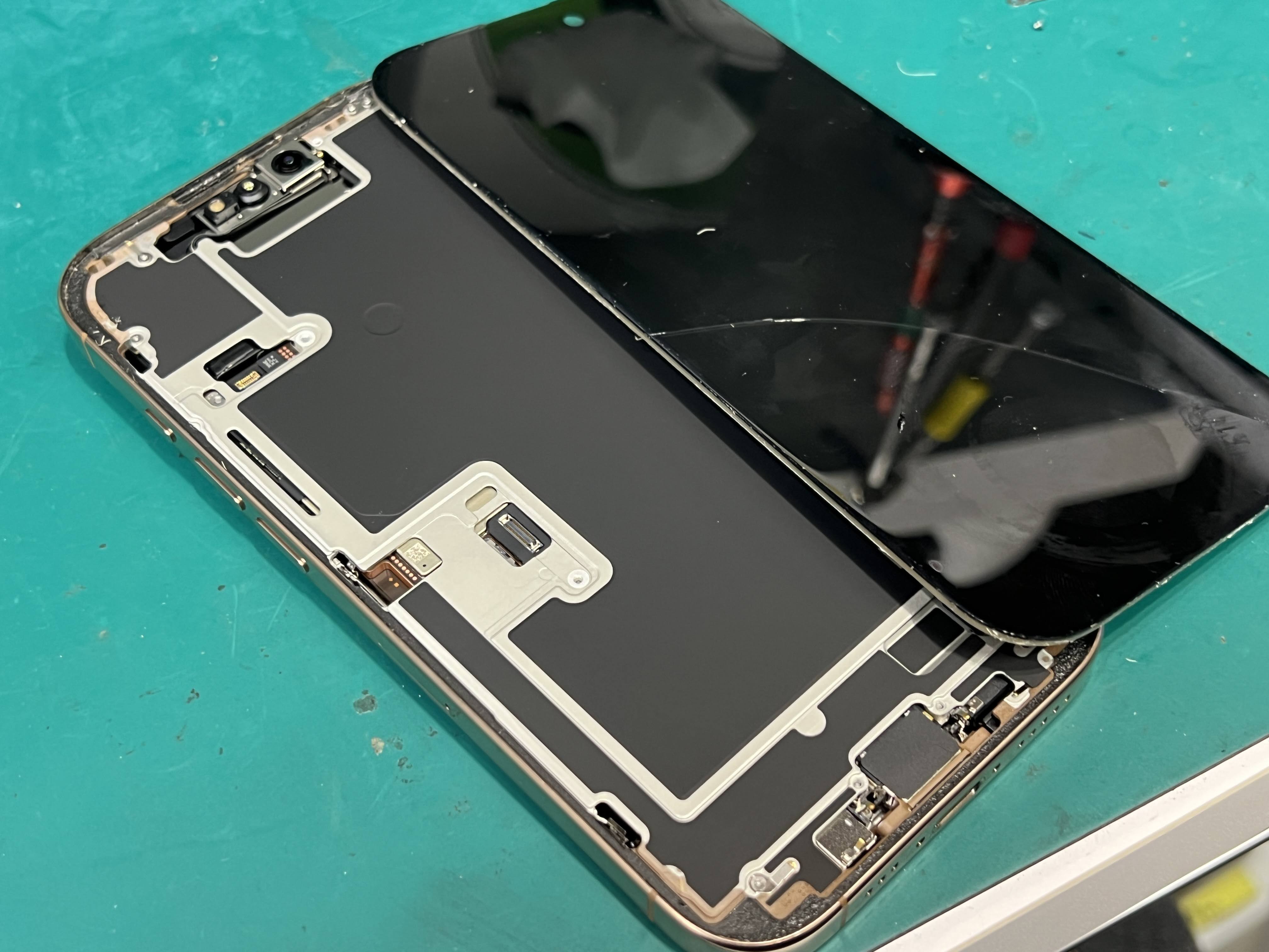 iPhone16Pro 画面割れ＋黒表示の重度破損を修理｜有機EL交換で復旧